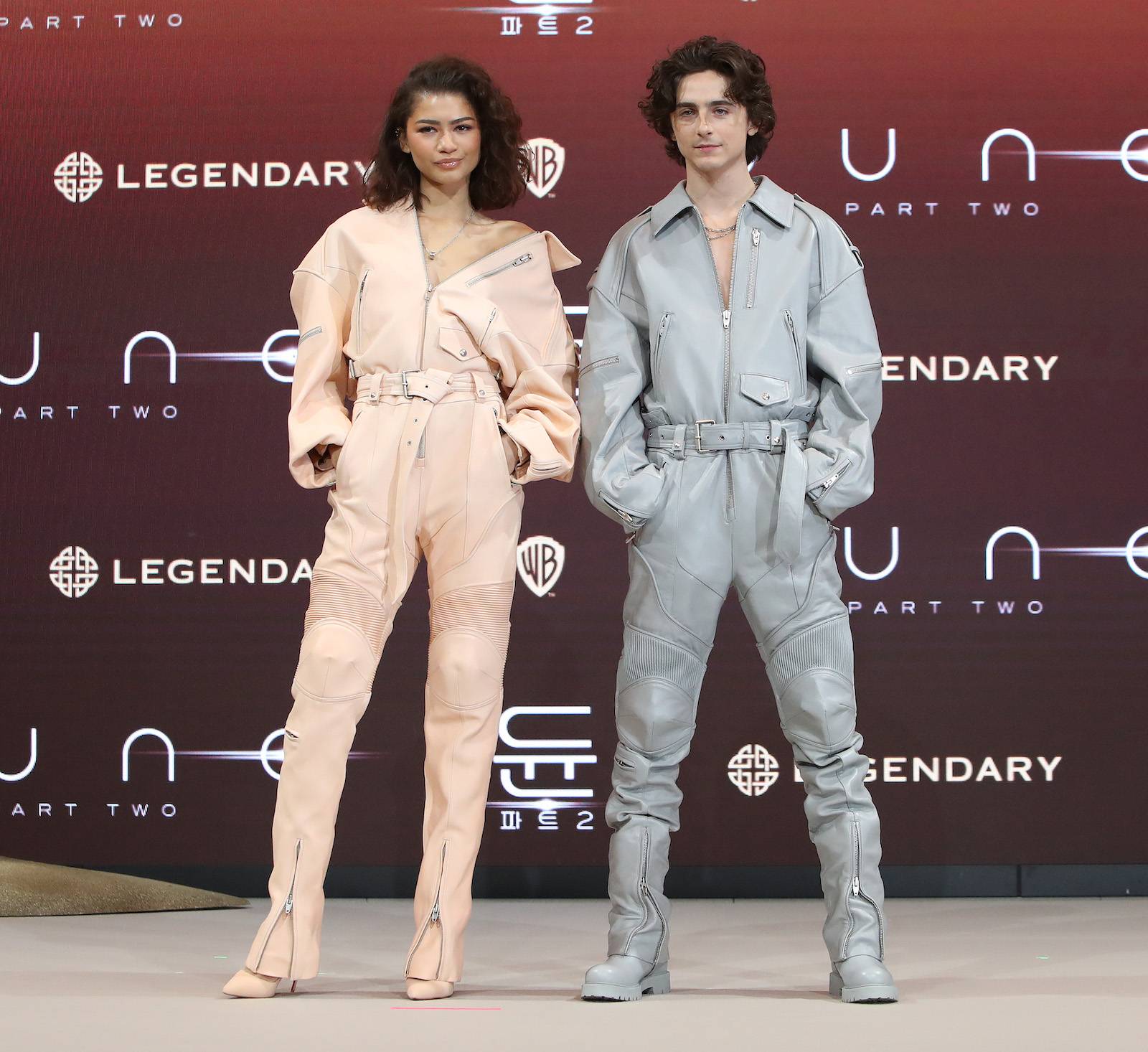 Zendaya i Timothée Chalamet w niemal identycznych stylizacjach promują „Diunę 2” (Fot. Getty Images / Chung Sung-Jun)