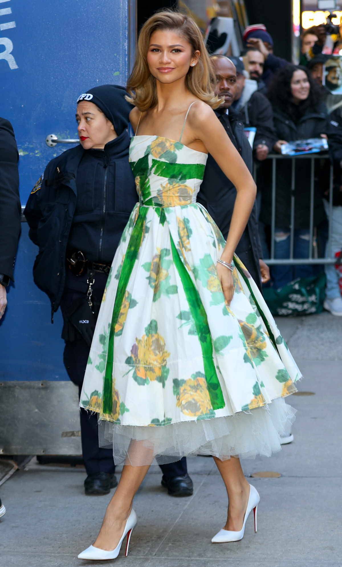 Zendaya w balowej sukience w kwiaty marki Erdem, nieoczekiwana stylizacja gwiazdy.