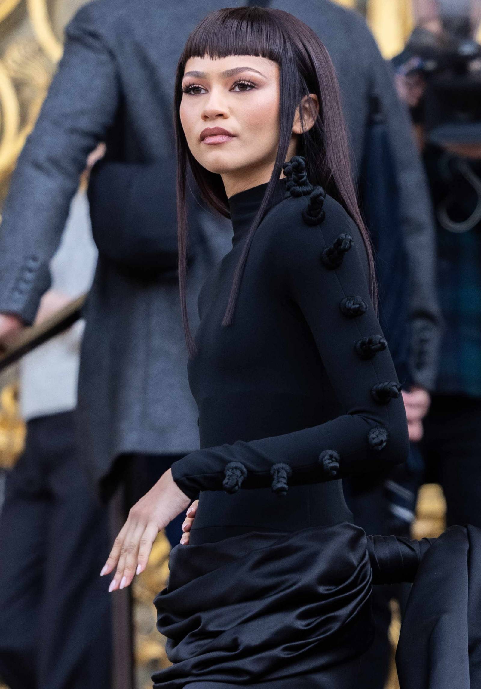 Zendaya w grzywce i zjawiskowej czarnej kreacji na pokazie kolekcji Schiaparelli na sezon wiosna-lato 2024.