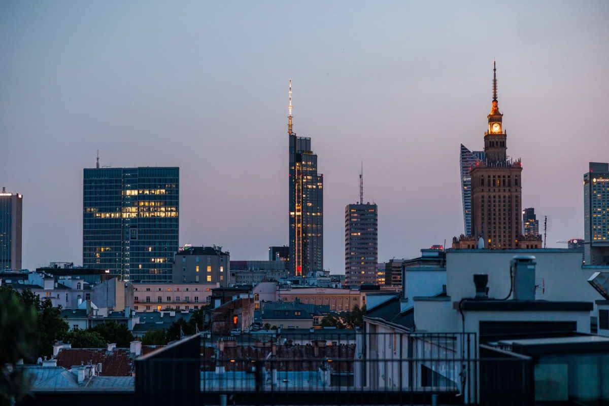 Więcej zieleni i rewitalizacja kamienic to sposób na rozwiązanie kryzysu mieszkaniowego w Śródmieściu Warszawy. 