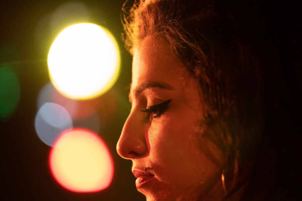 Kadr z filmu „Back to Black”. Marisa Abela jako Amy Winehouse. (Fot. Materiały prasowe)