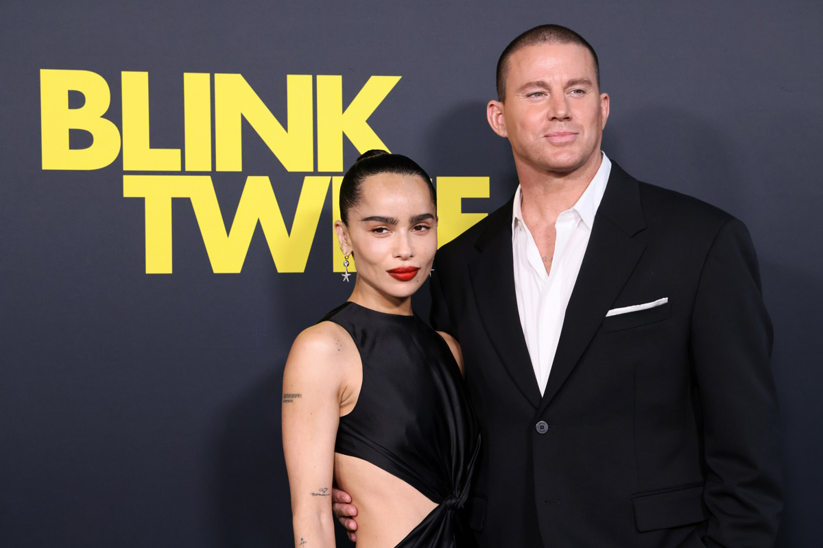 Channing Tatum i Zoë Kravitz rozstali się. Dlaczego rozpadł się związek sławnej pary? Na zdjęciu para pozuje podczas premiery flimu "BLINK TWICE". Zoë Kravitz w czarnej sukni i Channing Tatum w garniturze.
