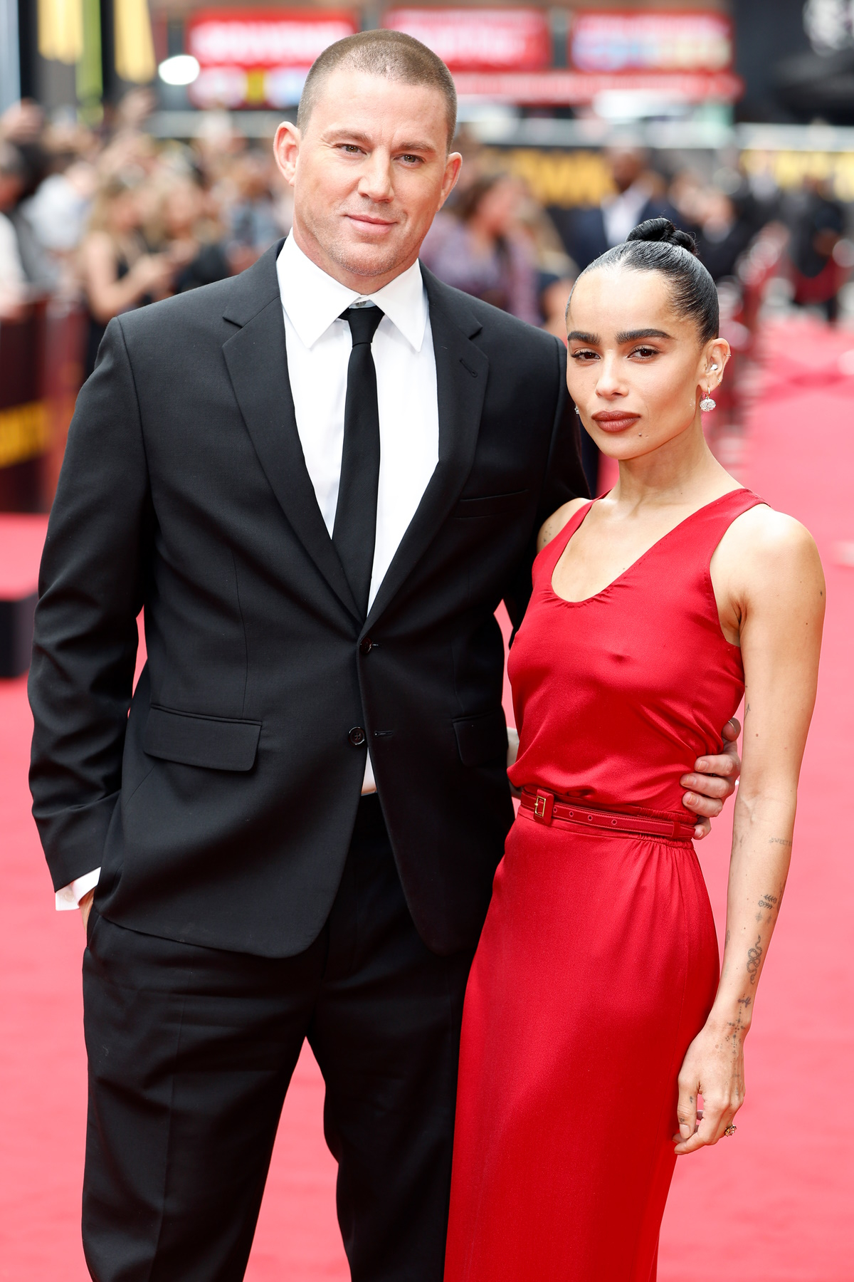 Channing Tatum i Zoë Kravitz rozstali się. Dlaczego rozpadł się związek sławnej pary? Na zdjęciu Zoë Kravitz i Channing Tatum pozują na czerwonym dywanie. Channing Tatum w garniturze i Zoë Kravitz w czerwonej sukni. Obok nich tłum ludzi.