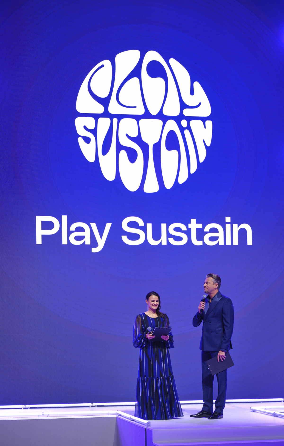 Zwycięzcy pierwszej edycji konkursu Designers Play Sustain. Twórcom biorącym udział w konkursie Designers Play Sustain przyświecała idea mody cyrkularnej. Finał odbył się w gmachu Politechniki Warszawskiej.