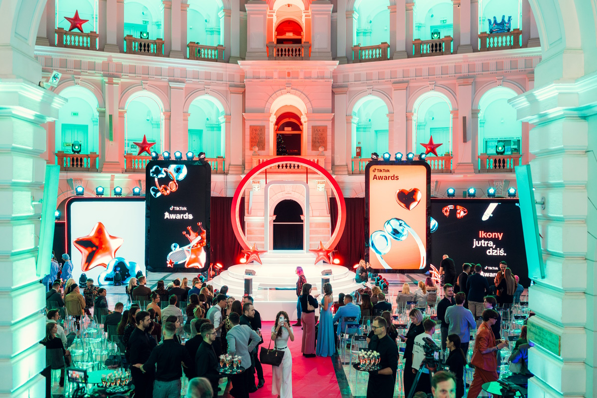 Zwycięzcy TikTok Awards Polska: Natalia Sisik, Marcin Kruszewski, Doda, Nicole Węcławiak. TikTok to miejsce, gdzie rodzą się zjawiska kulturowe. W pierwszej polskiej edycji TikTok Awards Polska wybrano zwycięzców w 10 kategoriach.