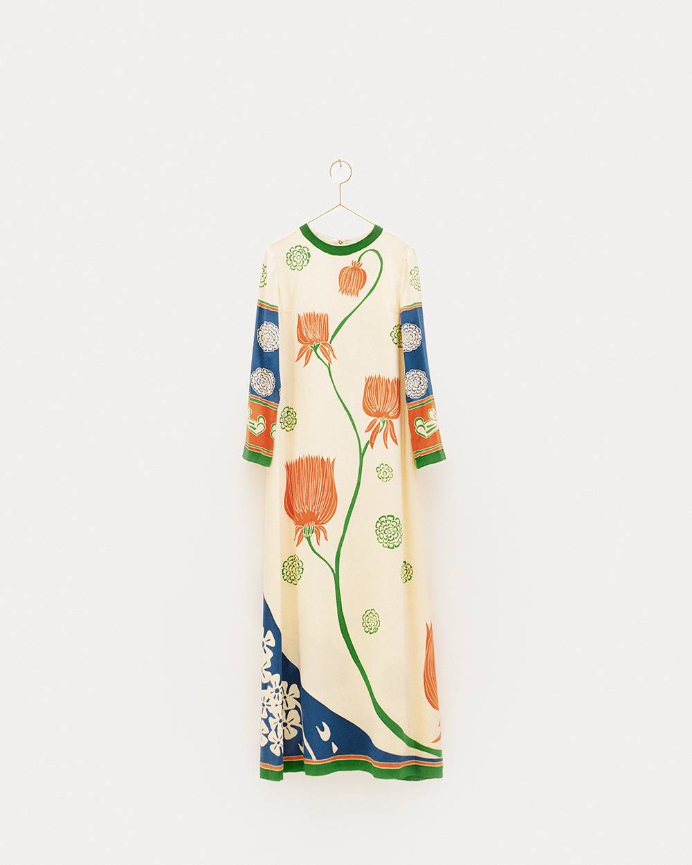 Sukienka Astoria zaprojektowana przez Karla Lagerfelda, Chloé wiosna-lato 1967, jedwab ręcznie malowany przez Nicole Lefort (© Chloé Archive, Paris, Fot. Julien T. Hamon, dzięki uprzejmości Jewish Museum, NY)