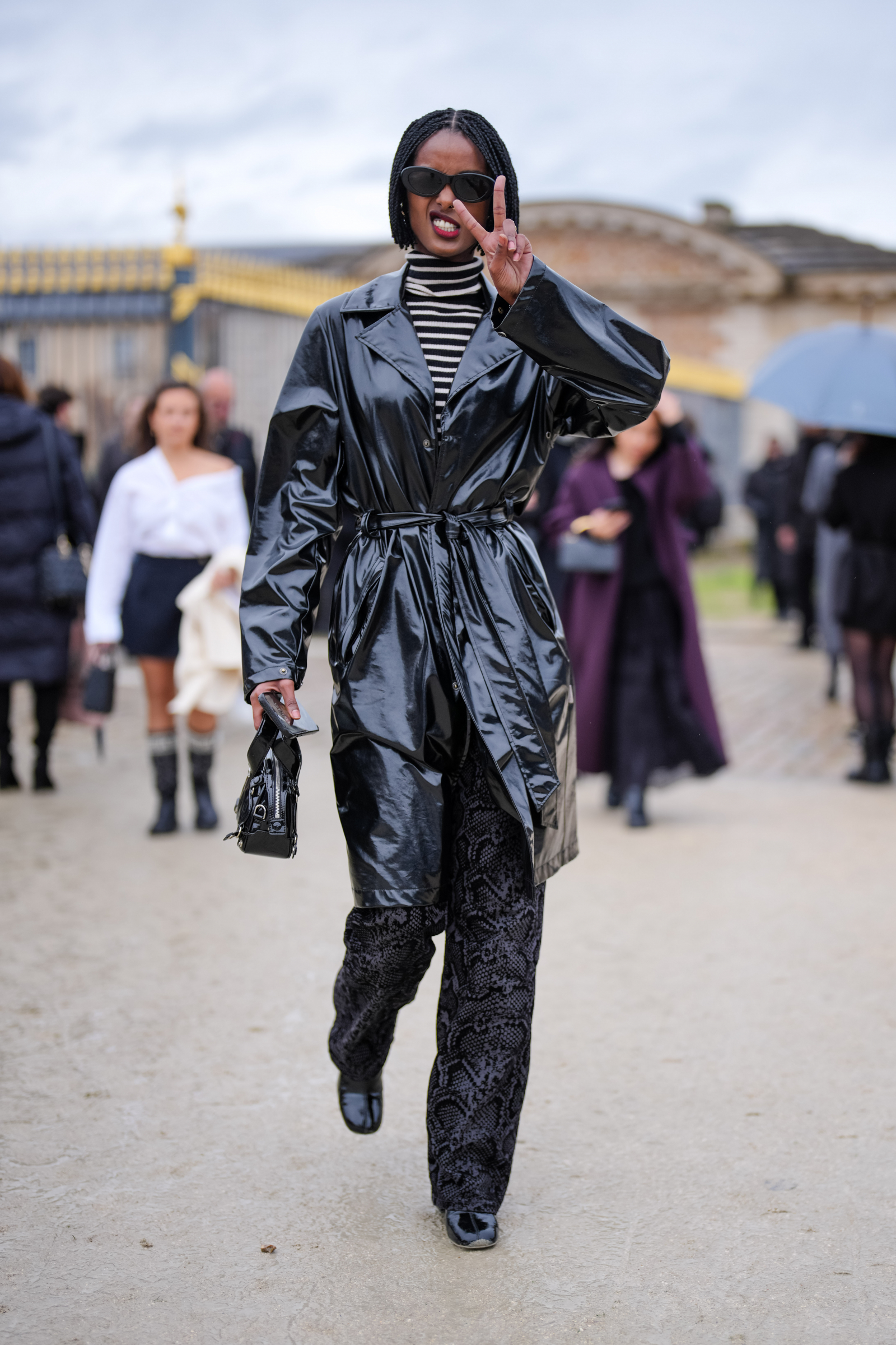 Ciemne wężowe jeansy pokochają nawet minimalistki (Fot. Edward Berthelot/Getty Images)