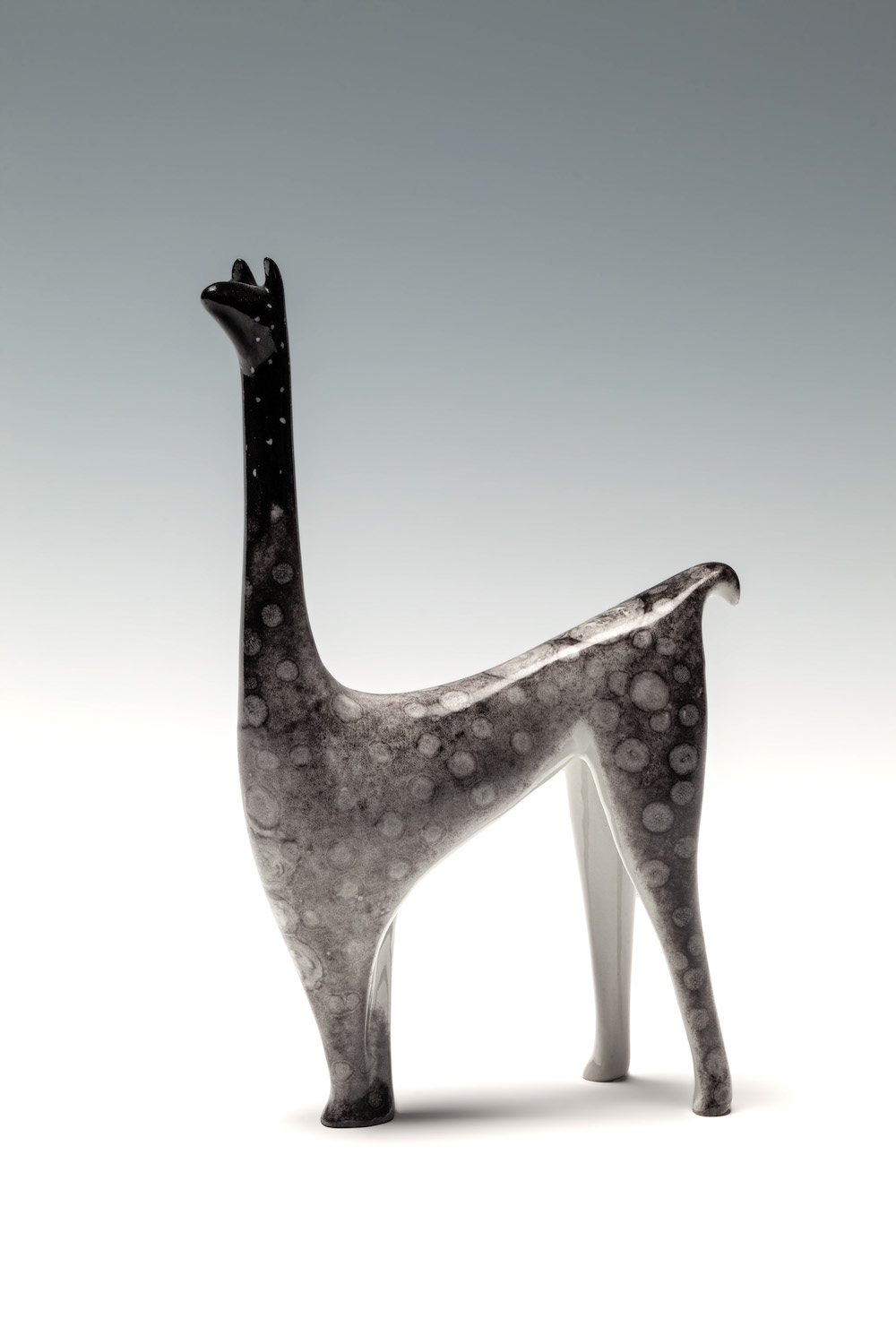 Lama, proj. Hanna Orthwein, 1958, Zakłady Porcelany Stołowej „Ćmielów” w Ćmielowie; porcelana, dekoracja malowana (natrysk), z kolekcji Tomasza Dziewickiego, fot. Arkadiusz Podstawka/Muzeum Narodowe we Wrocławiu