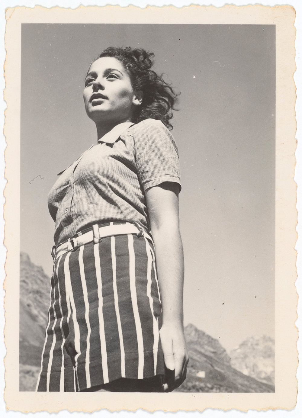 Gaby Aghion na pustyni w okolicach Aleksandrii, Egipt ok. 1940-45 (Fot. Raymond Aghion, dzięki uprzejmości Philippe Aghion i Chloé Archive, Paris)