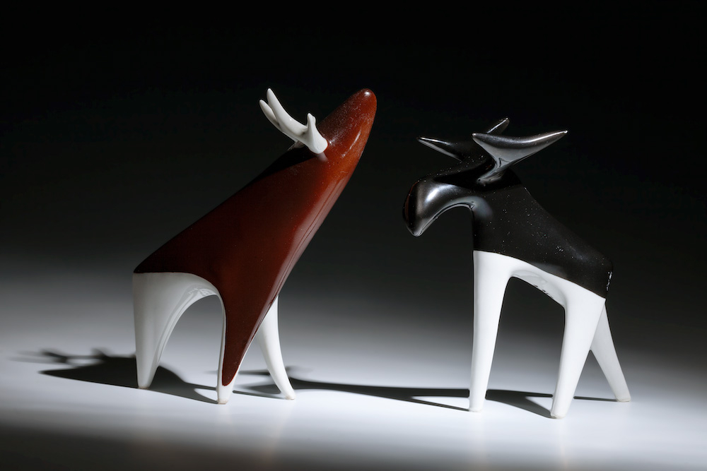 Łoś i Jeleń, proj. Mieczysław Naruszewicz, 1960, Zakłady Porcelany Stołowej „Krzysztof” w Wałbrzychu (Łoś), , Zakłady Porcelany Stołowej „Ćmielów” w Ćmielowie (Jeleń); porcelana, dekoracja malowana, z kolekcji Tomasza Dziewickiego, fot. Arkadiusz Podstawka/Muzeum Narodowe we Wrocławiu