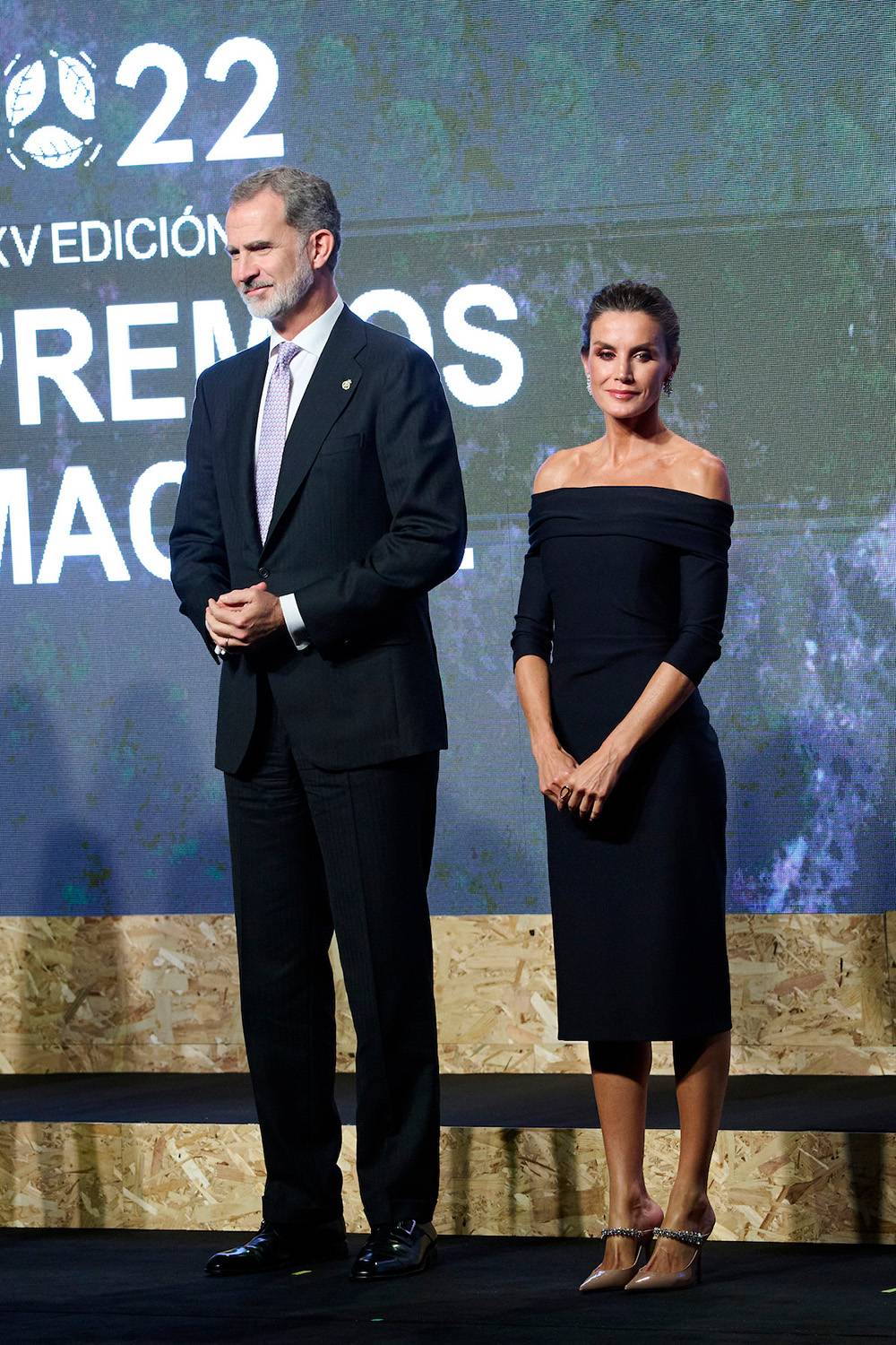 Królowa Letycja pokochała sukienki bez ramion, znane również jako sukienki bardotki i sukienki hiszpanki. (Fot. Getty Images)