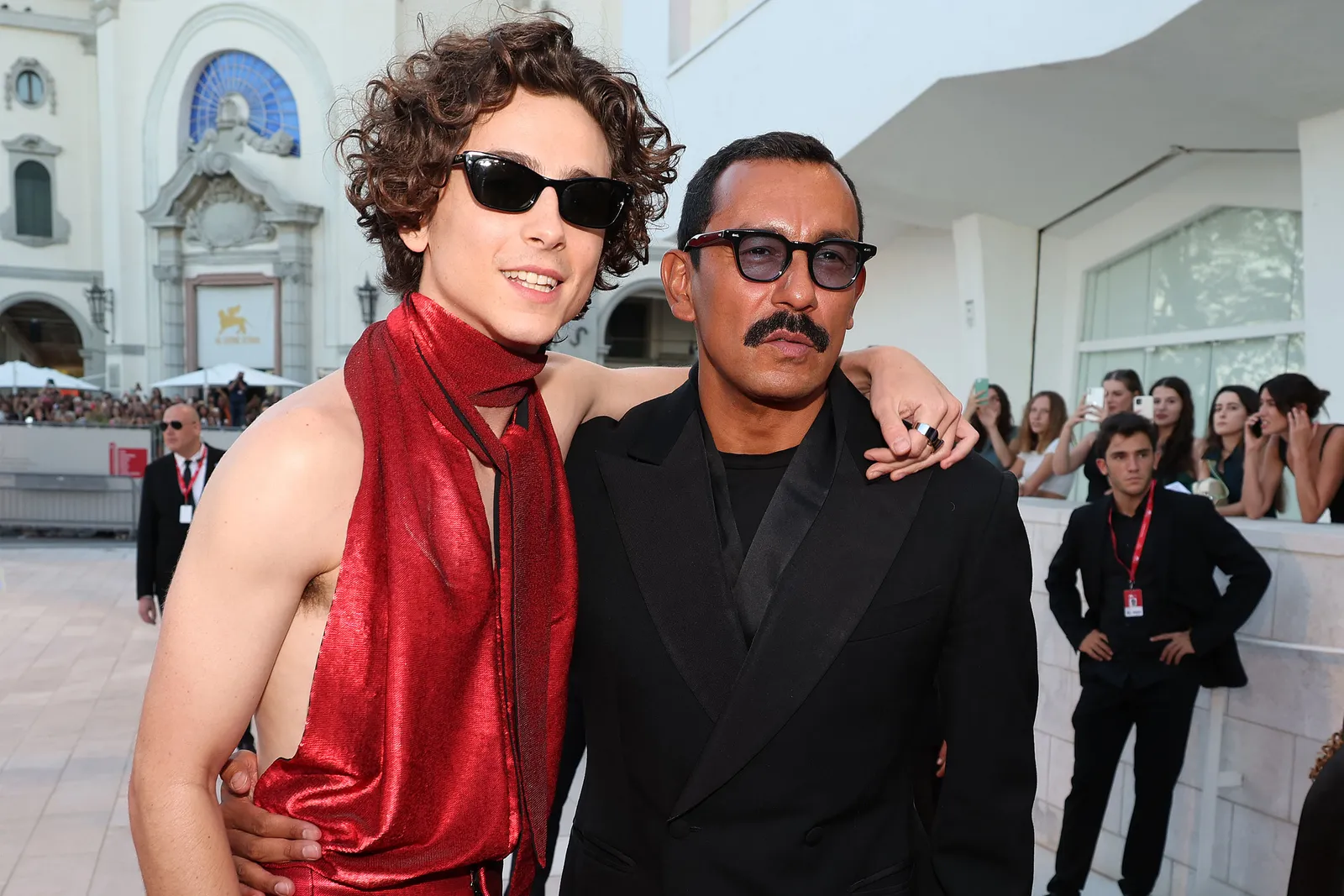 Timothee Chalamet w kreacji Haidera Ackermana eksponującej plecy podczas prmiery „Do ostatniej kości” na festiwalu w Wenecji (Fot. Getty Images)