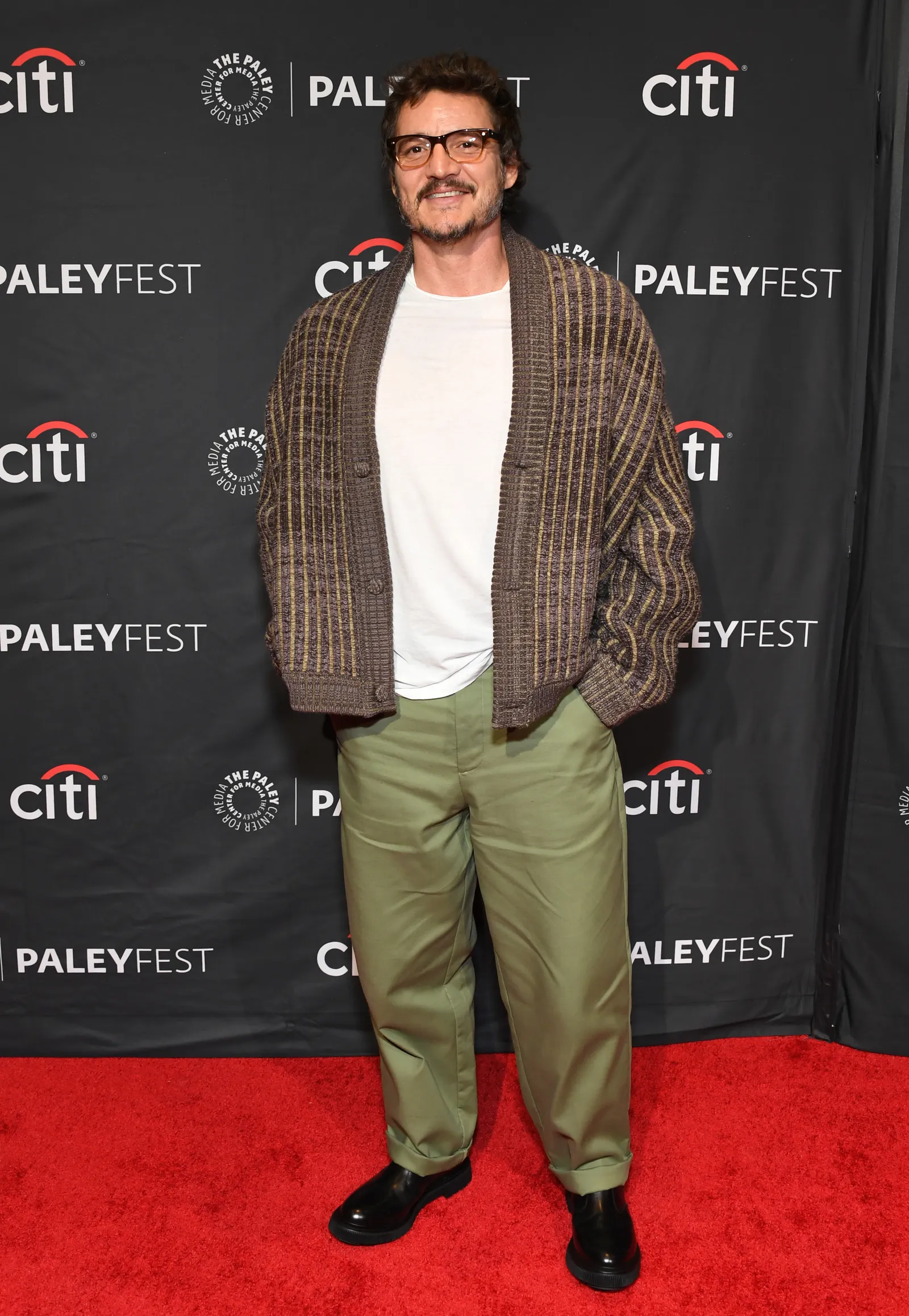 Pedro Pascal w kardiganie marki dla kobiet Isa Boulder, najbardziej znanej z bikini (Fot. Getty Images)