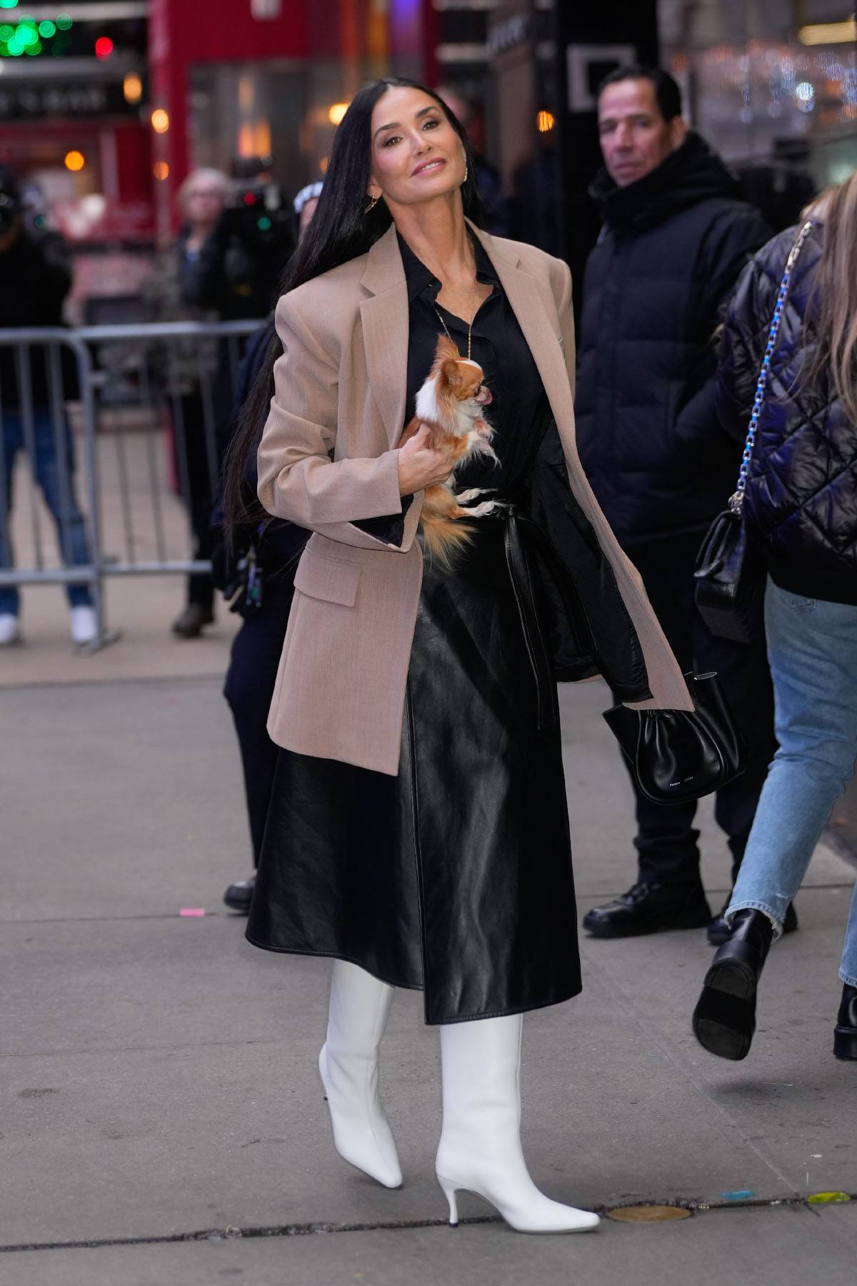 Demi Moore dyktuje wiosenne trendy, stawiając na białe kozaki (Fot. Getty Images)