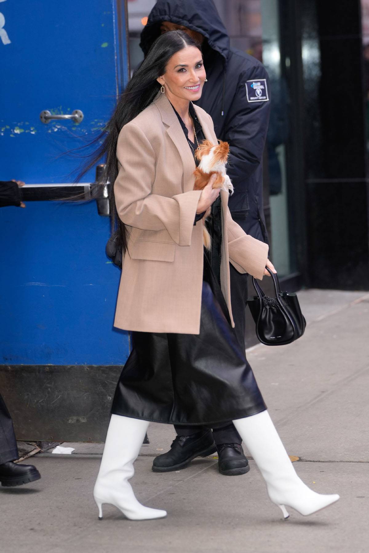 Demi Moore w białych eleganckich kozakach w Nowym Jorku (Fot. Getty Images)