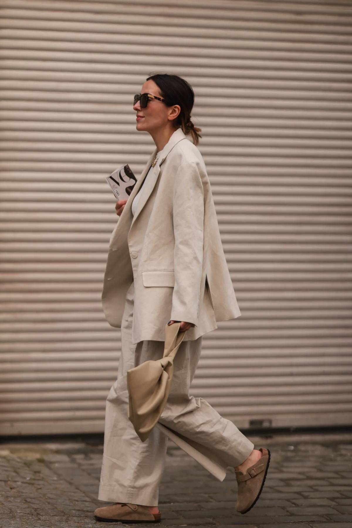 Birkenstocki Boston to idealne buty na wiosnę do noszenia z garniturowymi spodniami. (Fot. Jeremy Moeller/Getty Images)