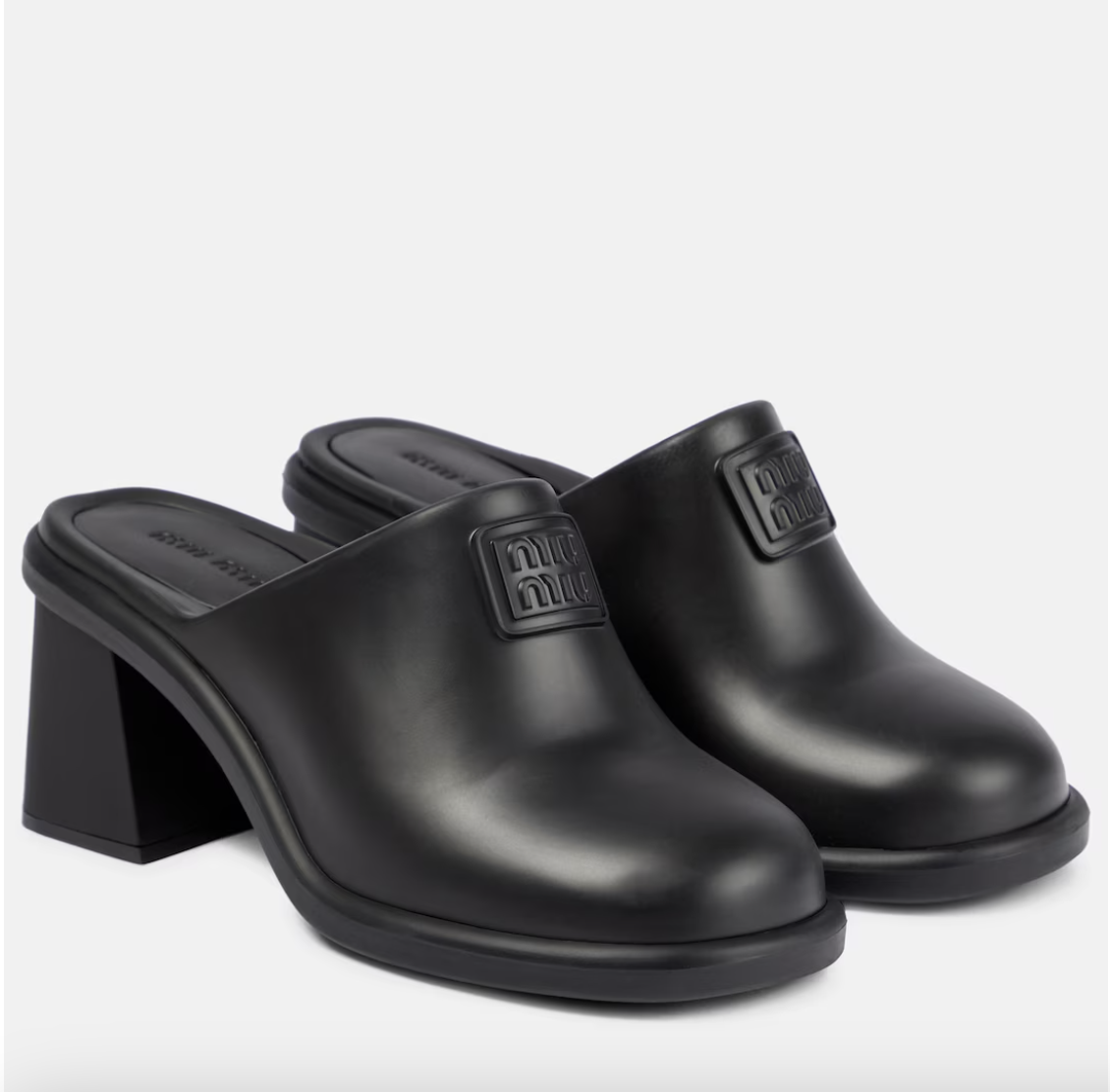 Gumowe chodaki od Miu Miu (Fot. Materiały prasowe)