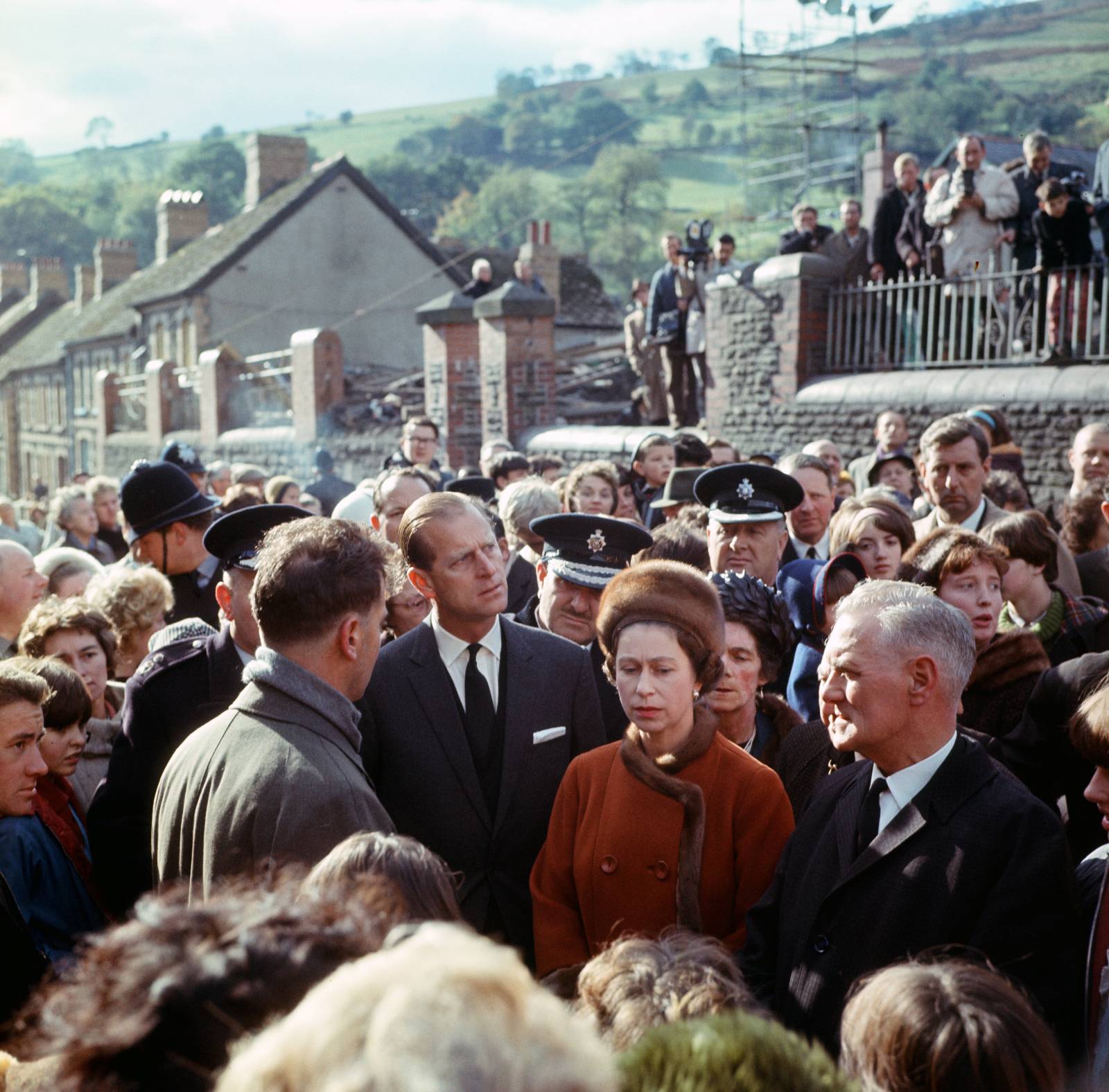 Królowa Elżbieta II i książę Filip odwiedzają Aberfan po tragedii (Fot. Getty Images)