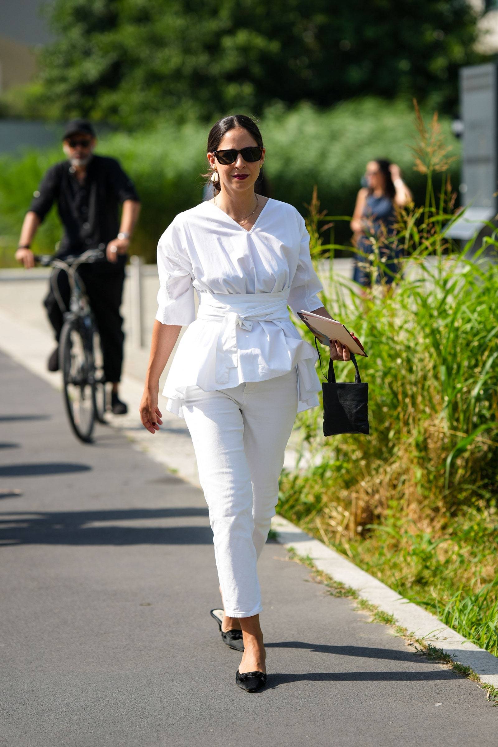 Tej wiosny elegancka bluzka z rękawem 3/4 i romantycznym paskiem w talii znakomicie prezentuje się w towarzystwie jeansów slim fit (Fot. Getty Images)