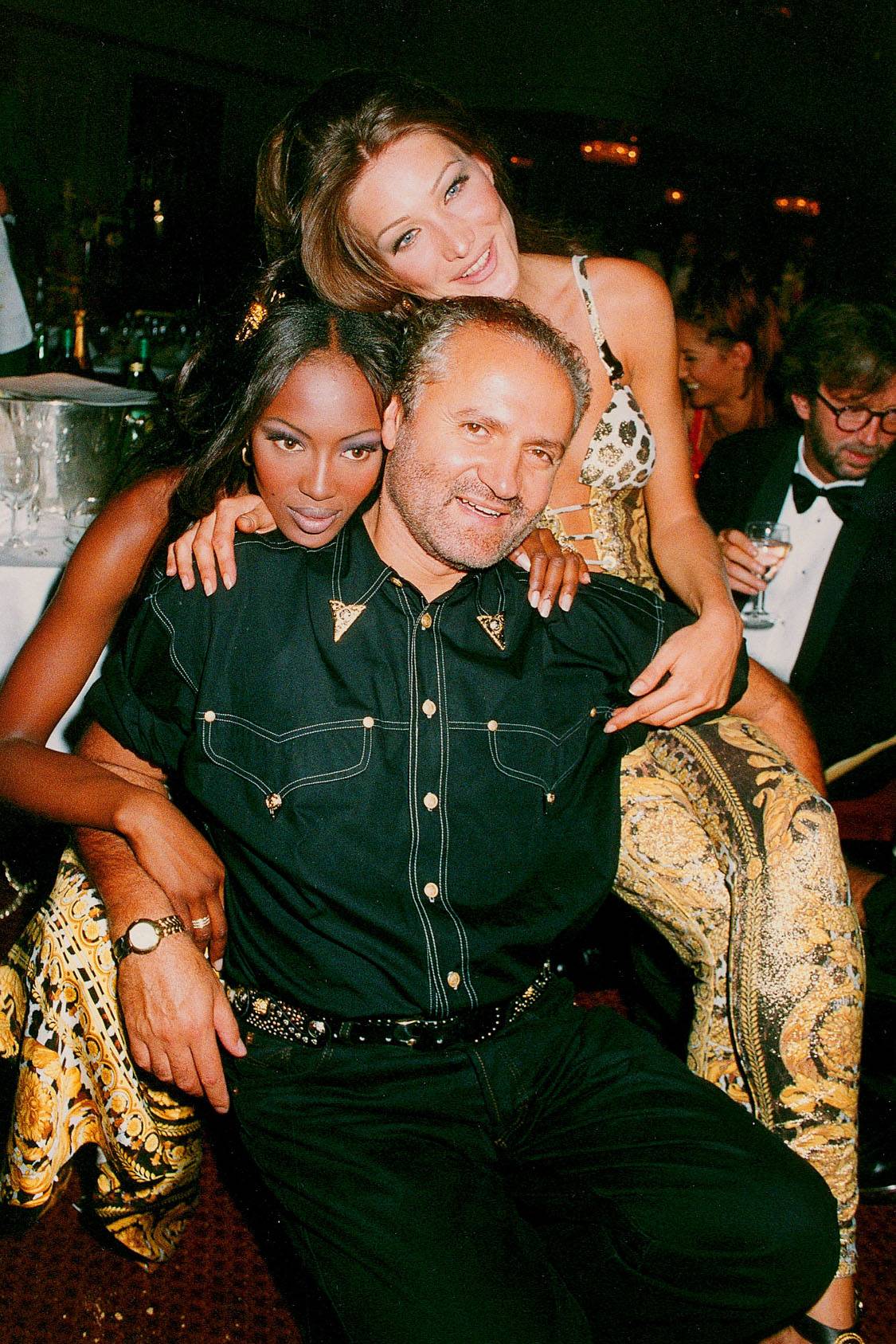 Carla Bruni, Naomi Campbell, Gianni Versace w 1992 roku  (Fot. Getty Images)