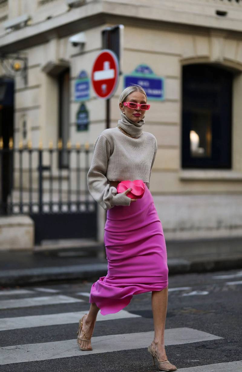 Street style stawia na zestawienia odcieni szarości z różowym kolorem (Fot. Getty Images)