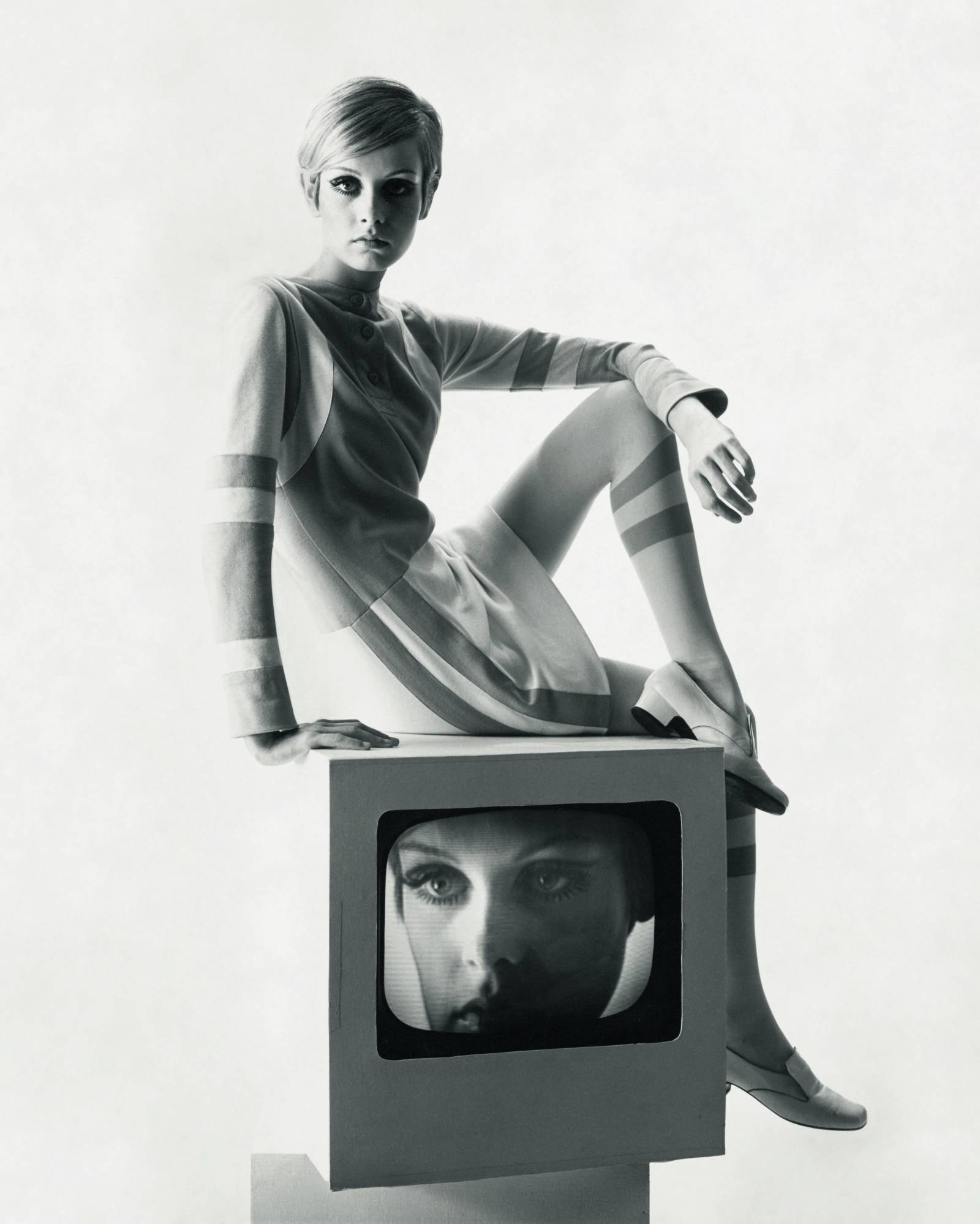 Fot. Bert Stern, Twiggy w minisukience, którą zaprojektował Louis Féraud i skórzanych pantoflach François Villon, Vogue, 1967© Condé Nast