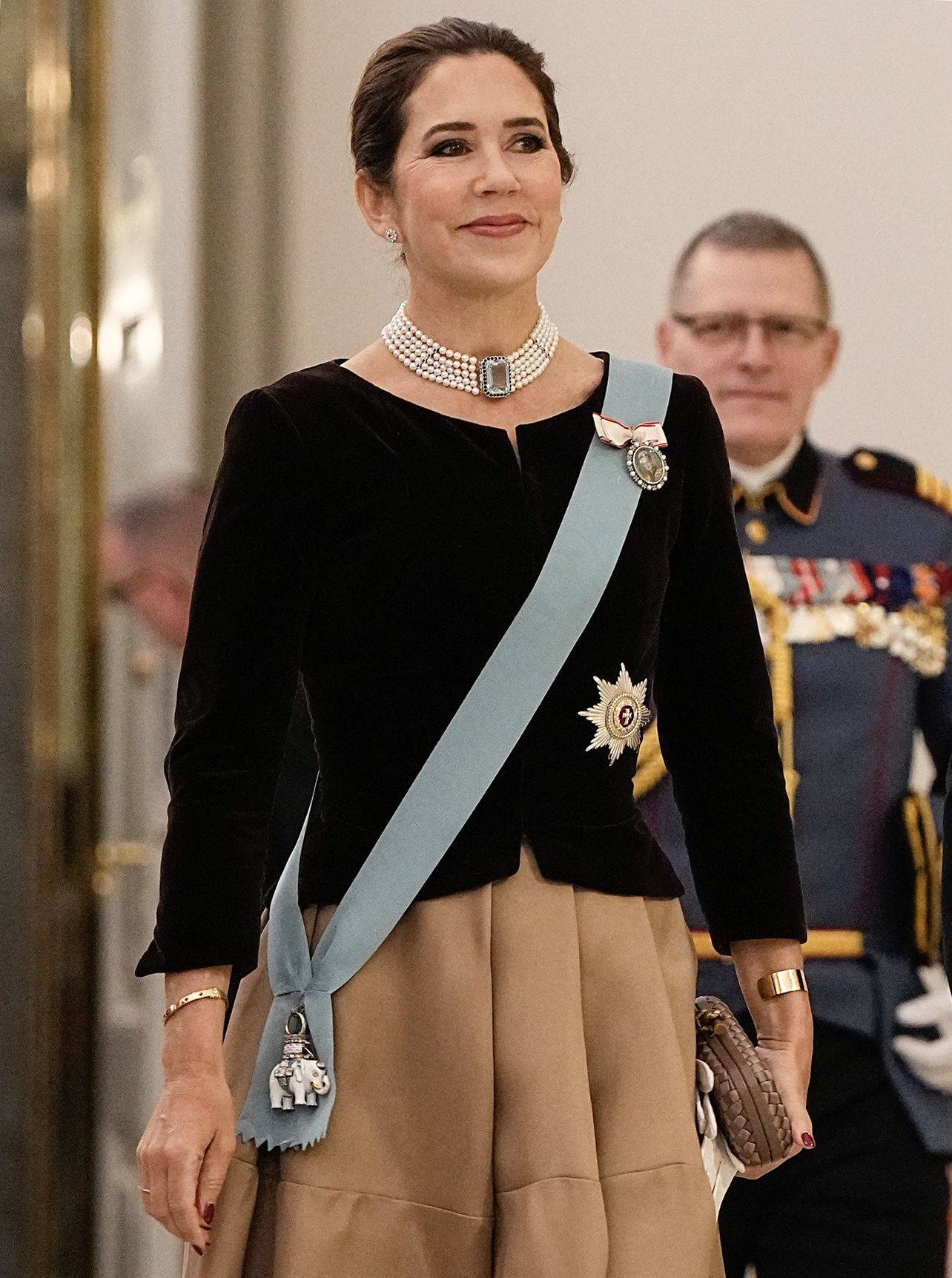 Księżna Maria w welurowym żakiecie i balowej spódnicy. Przyszła królowa Danii, księżna Maria, w kontrastowej stylizacji udowadnia, że jest gotowa do objęcia roli najlepiej ubranej monarchinii.