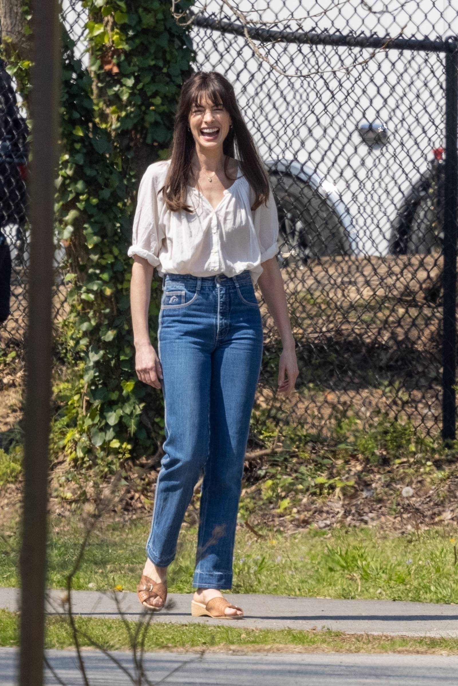 Anne Hathaway na planie nowego filmu udowadnia, że ortopedyczne klapki na korku pasują do stylu boho (Fot. Backgrid/East News)