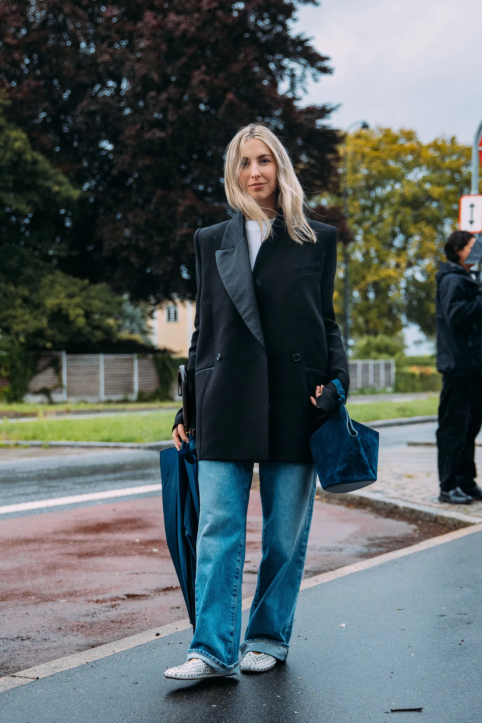 Baleriny zdobione kryształkami i jeansy z podwiniętą nogawką to gwarancja udanej stylizacji na wiosnę-lato 2024 (Fot. Acielle / Style Du Monde)