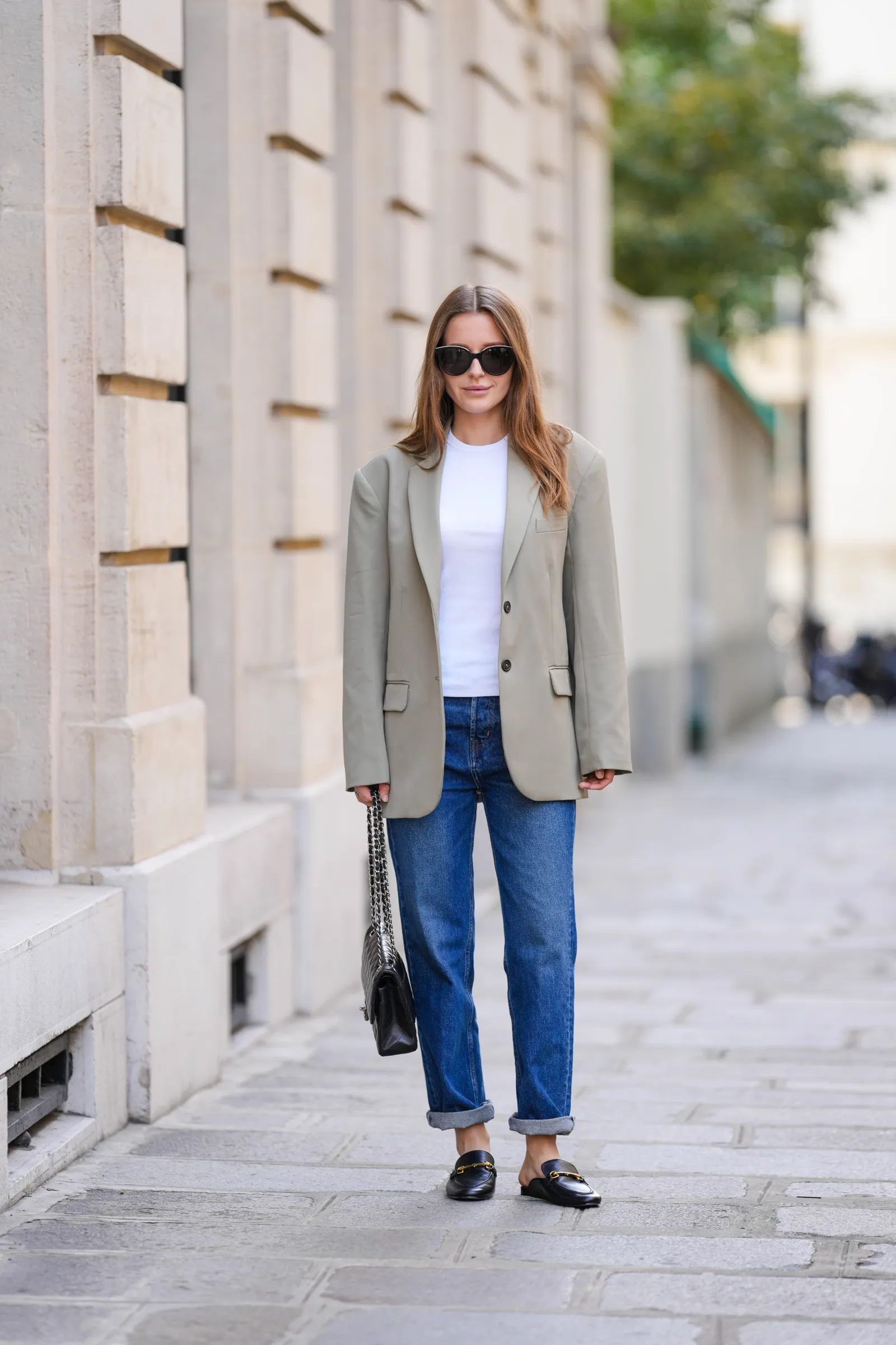 Jeansy z podwiniętą nogawką i płaskie buty z odsłoniętą piętą to idealna stylizacja na wiosnę 2024 (Fot. Getty Images)