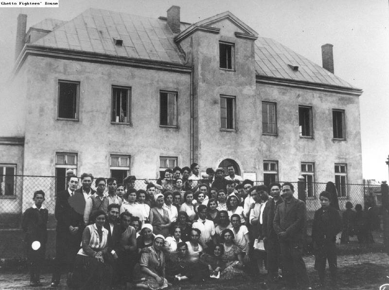 Członkowie ruchu He-Chaluts obok głównego budynku pionierskiej farmy szkoleniowej (hachshara) na Grochowie. Fotografia z 1932 r. Źródło: Ghetto Fighters House Archives