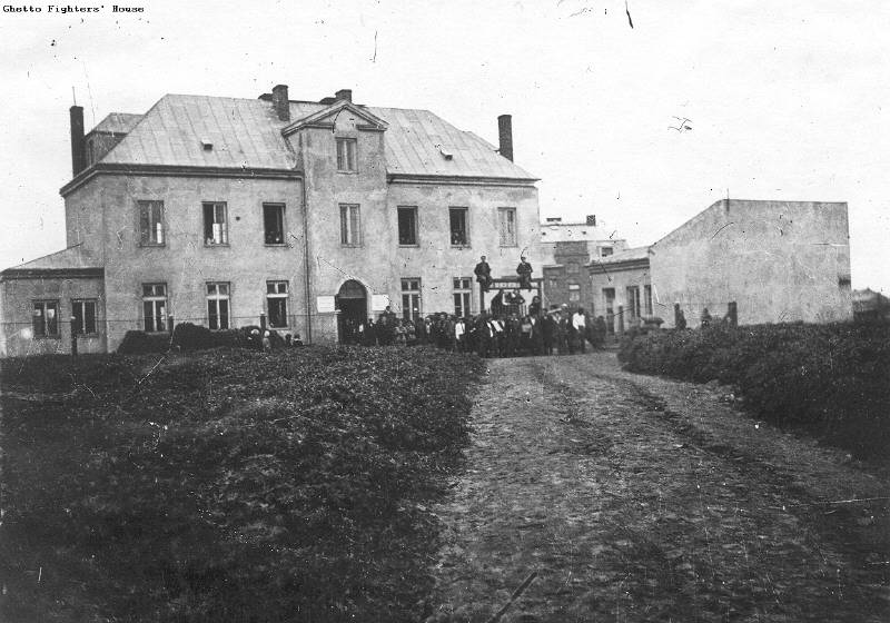 „Beit Doktorowic” – budynek mieszkalny na terenie pionierskiej farmy szkoleniowej (hachshara) ruchu He-Chaluts na Grochowie. Fotografia z 1932 lub 1933 r. Źródło: Ghetto Fighters House Archives