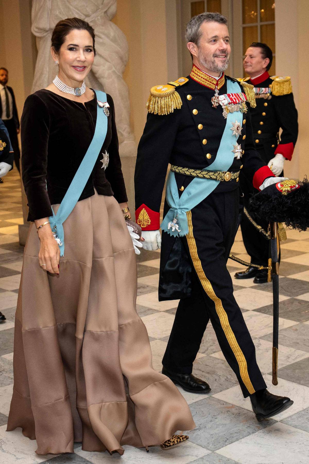 Księżna Maria w welurowym żakiecie i balowej spódnicy. Przyszła królowa Danii, księżna Maria, w kontrastowej stylizacji udowadnia, że jest gotowa do objęcia roli najlepiej ubranej monarchinii.