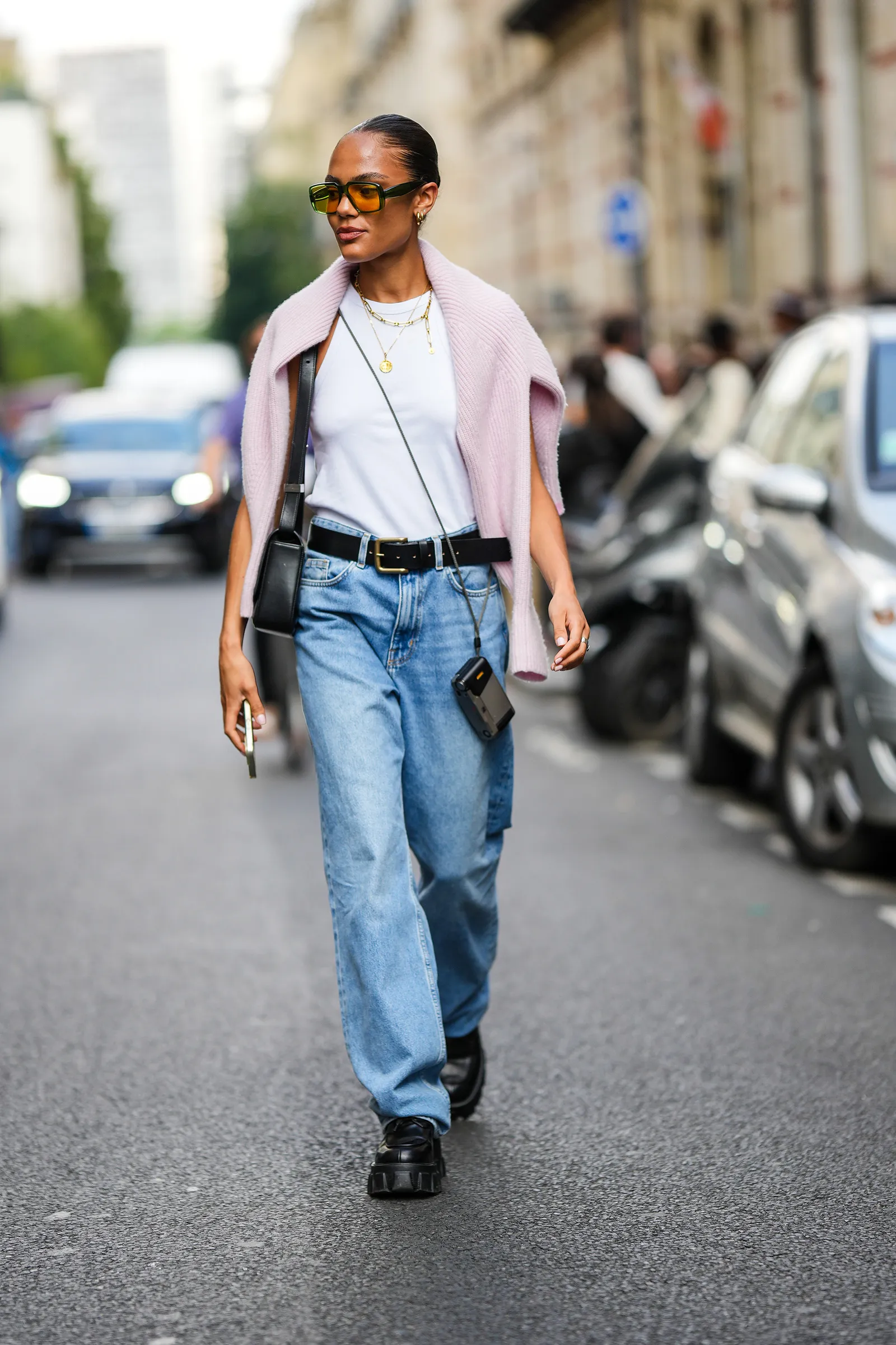 Baggy jeans ze średnim stanem to patent na zjawiskową stylizację idealną zarówno na dzień, jak i na wieczór (Fot. Getty Images)