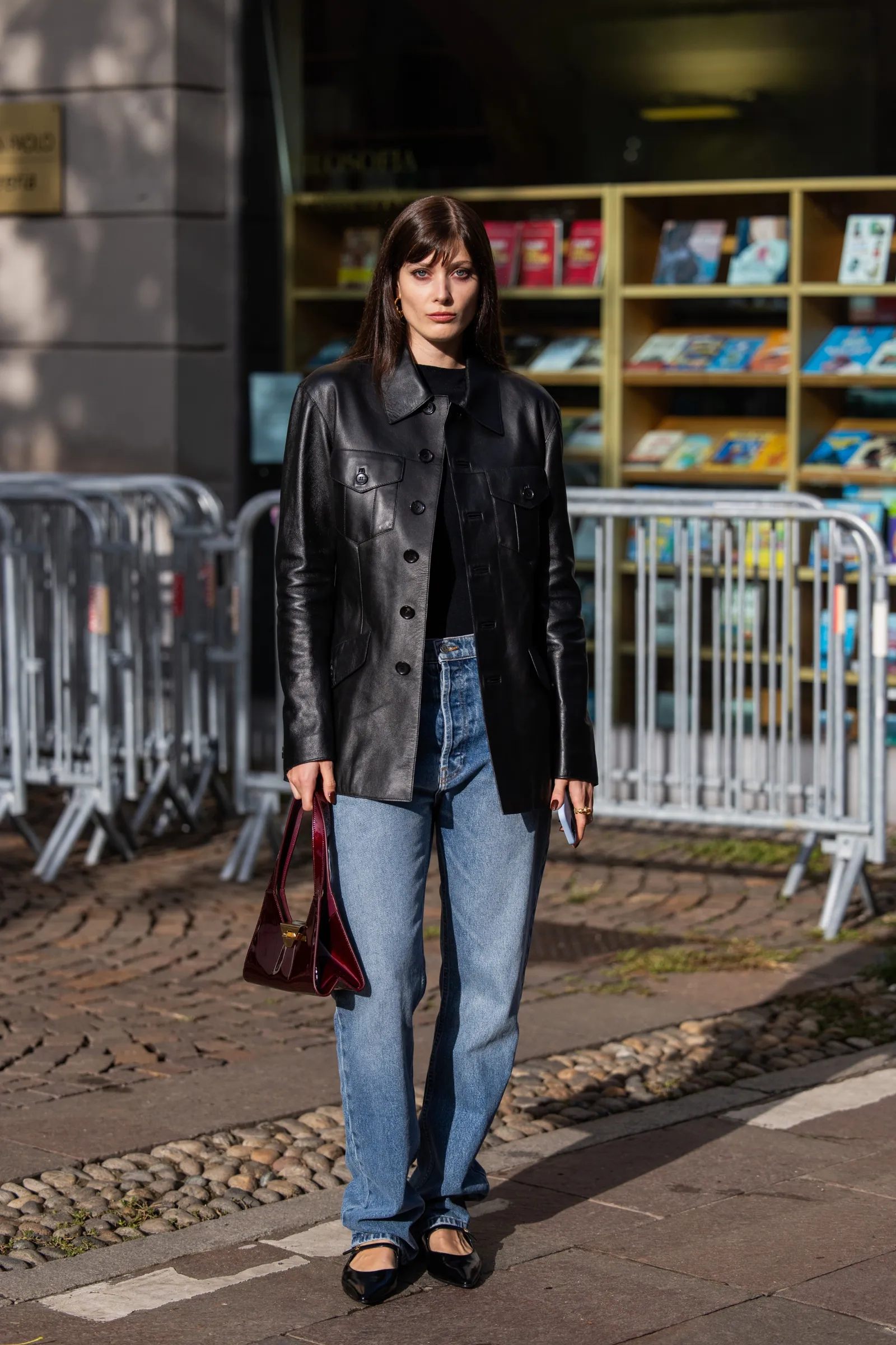 Jeansy ze średnim stanem nadają stylizacji nonszalanckiego charakteru, a zarazem pozwalają wyróżnić się z tłumu (Fot. Getty Images)