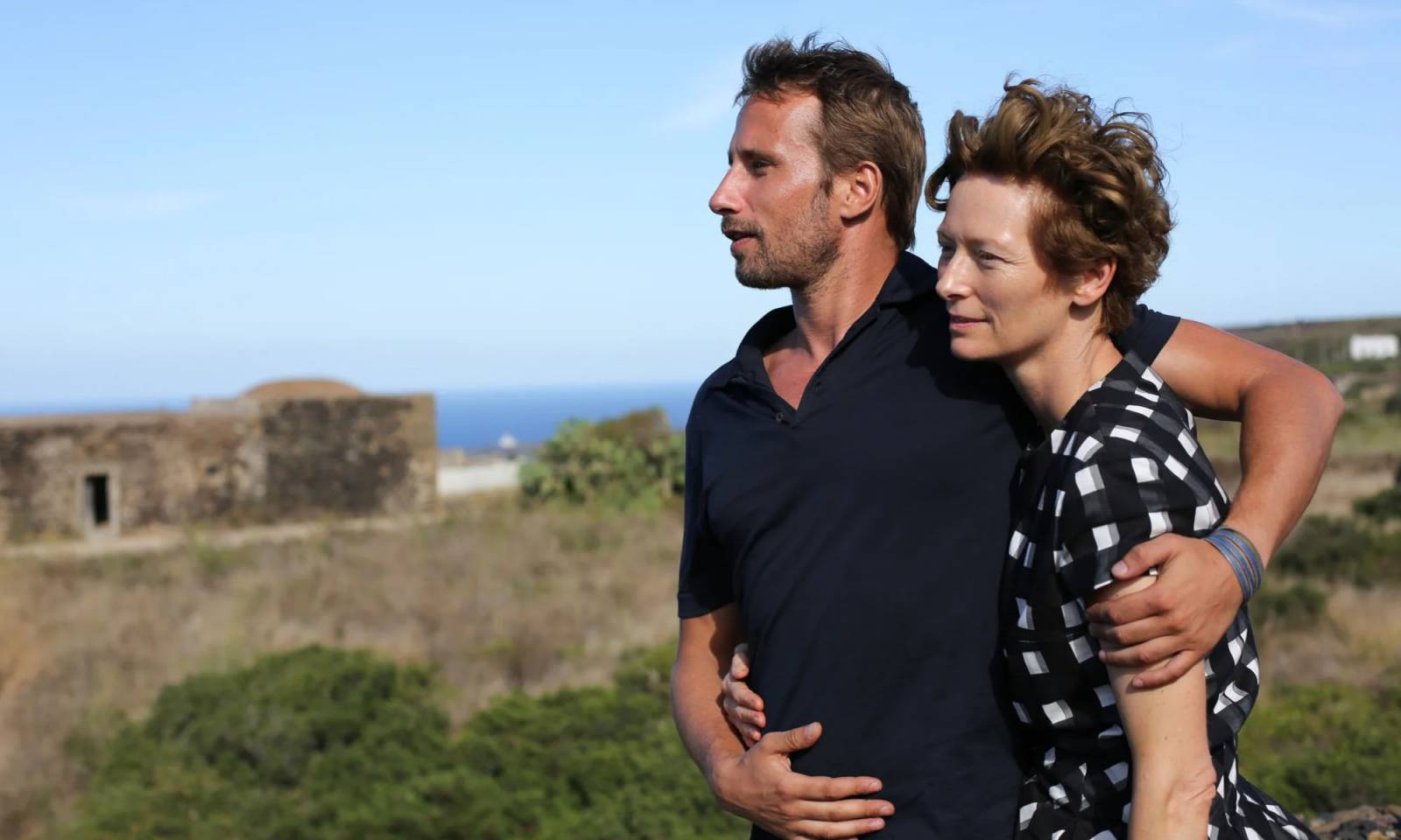 Kadr z „A Bigger Splash” z Tildą Swinton, która gra gwiazdę muzyki w związku z młodszym twórcą filmowym (Fot. Materiały prasowe Frenesy Film Company)