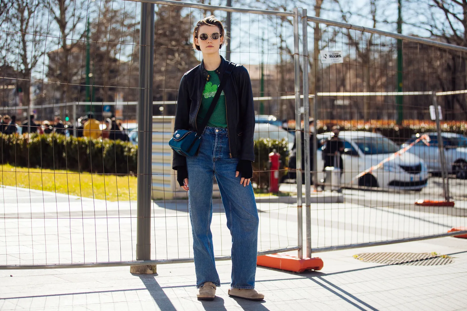 Jeansy do chodaków jako przepis na szykowną stylizację na każdą okazję (Fot. Getty Images)