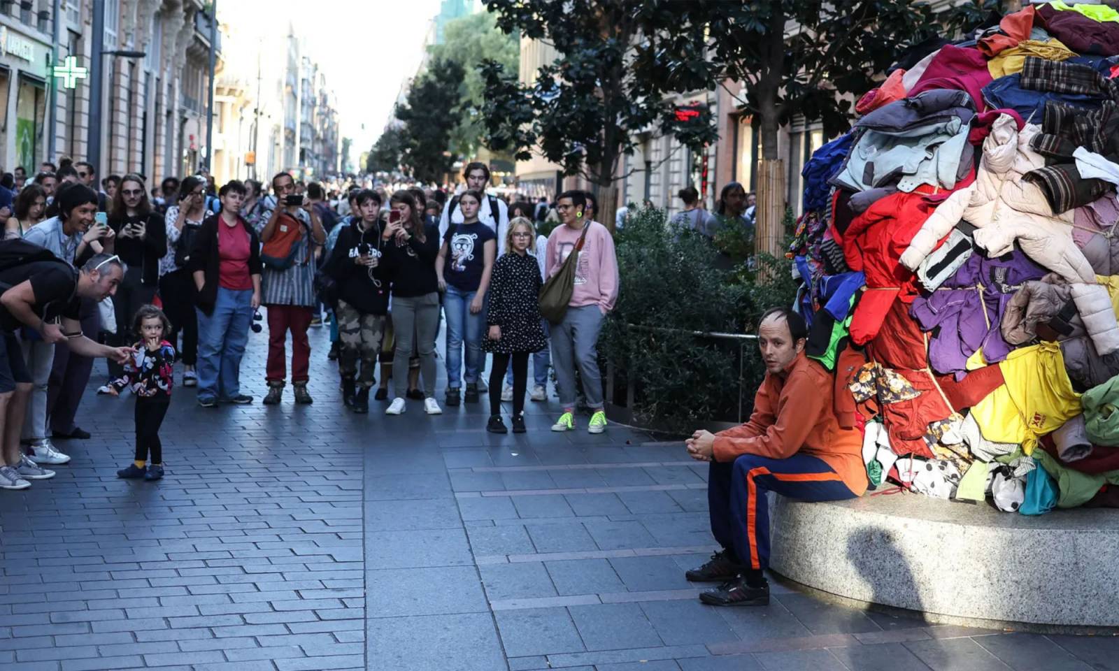 Artysta Dorian Chavez zwrócił uwagę na absurdalność nadmiernego konsumpcjonizmu na La Biennale Toulouse we Francji (Fot. Getty Images)