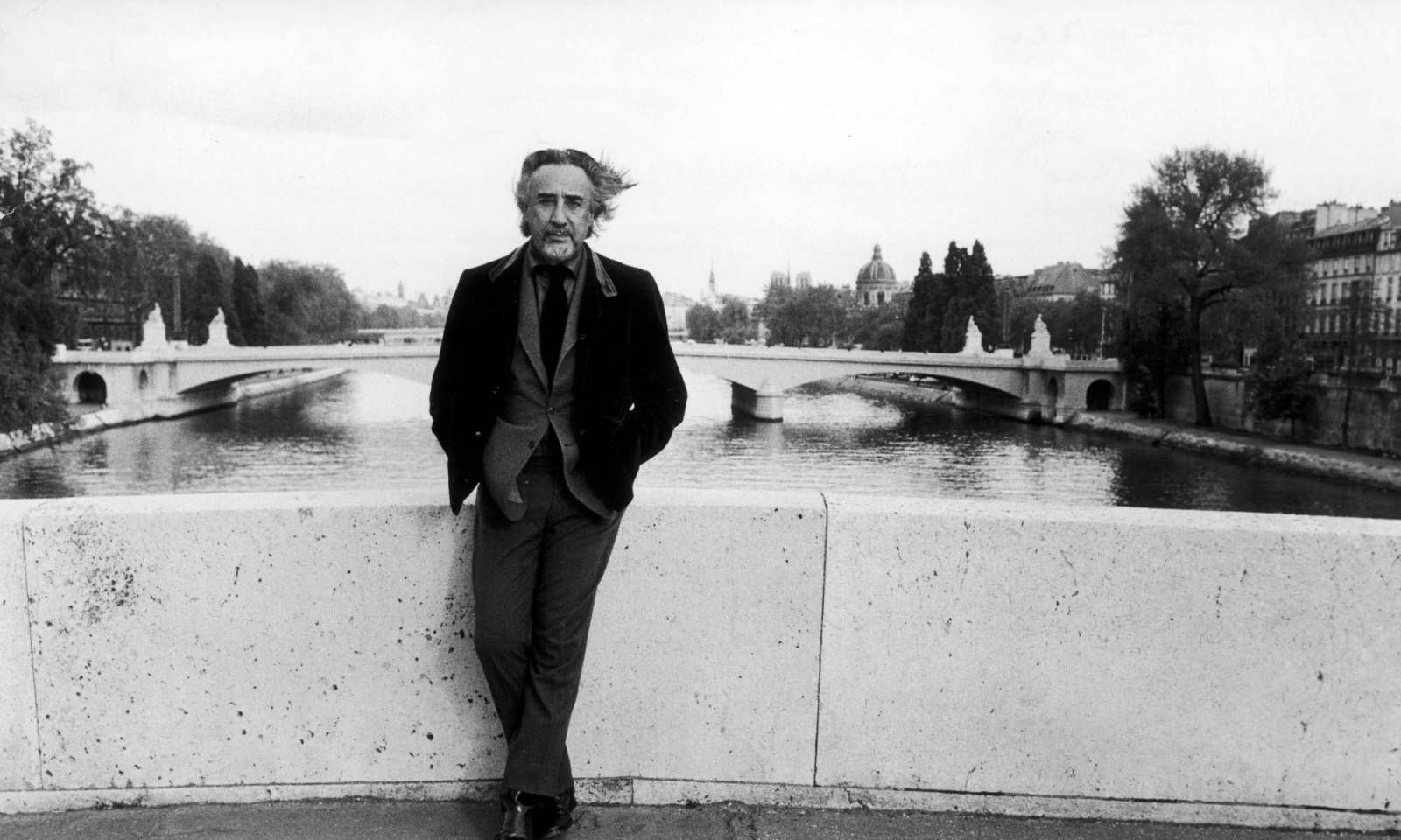 Pisarz Romain Gary w Paryż w 1974 roku (Fot. Getty Images)