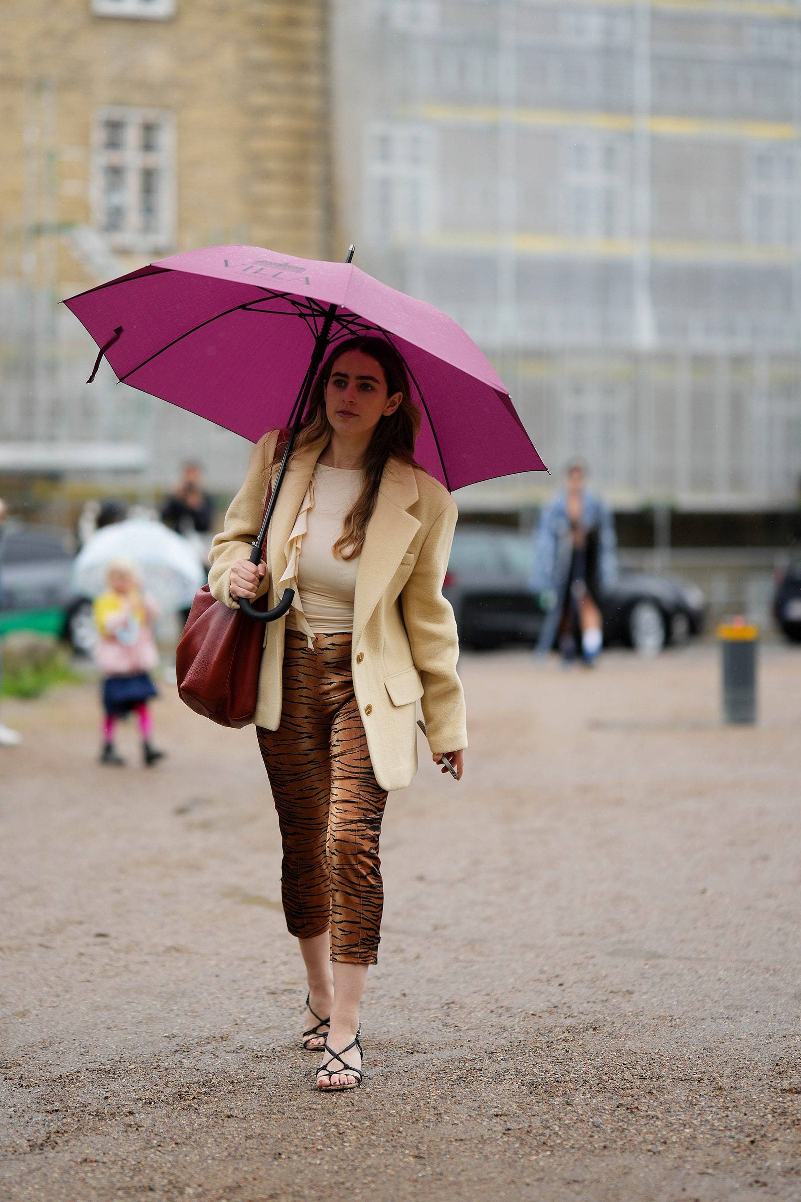 Spodnie capri ze zwierzęcym motywem wystarczy umiejętnie zestawić z pozostałymi elementami ubioru (Fot. Getty Images)