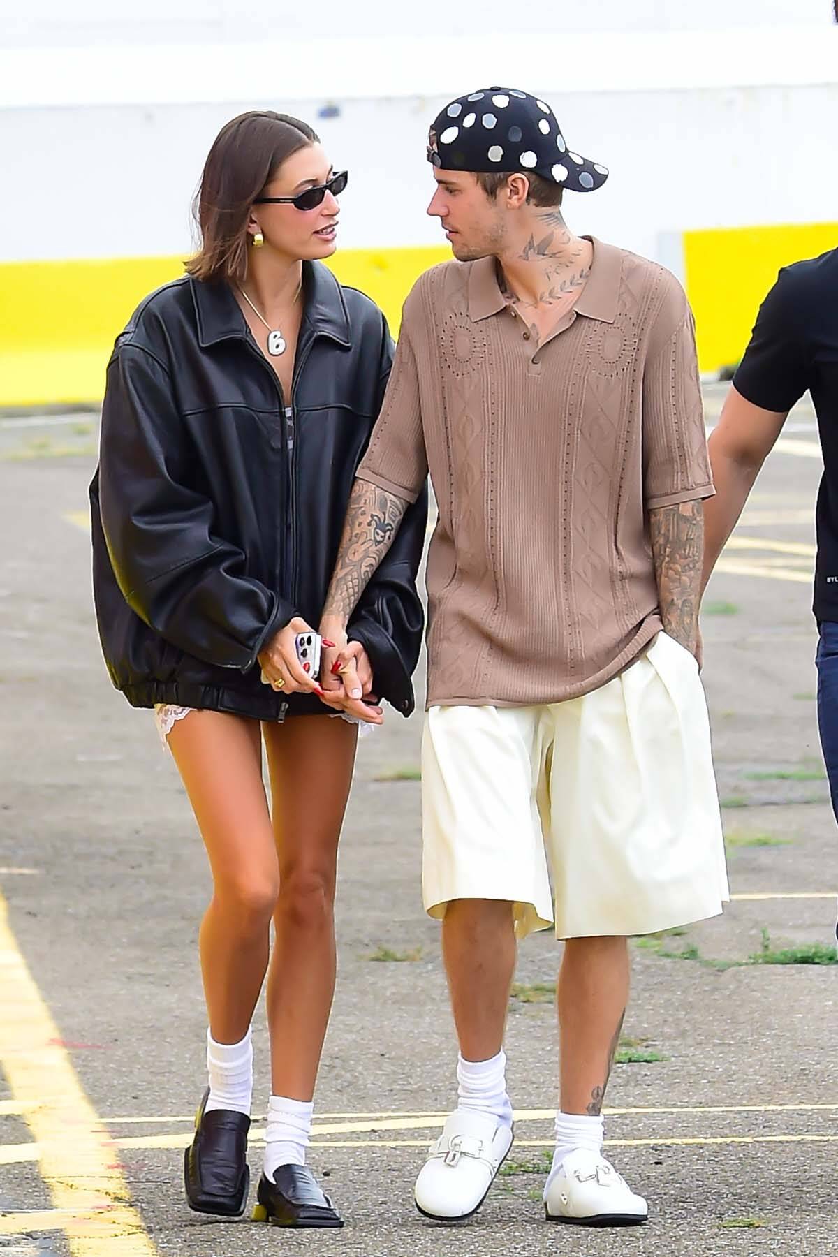 Hailey Bieber i Justin Bieber: ona nosi biale skarpetki do czarnych loafersów, on do białych klapek (Fot. Getty Images)