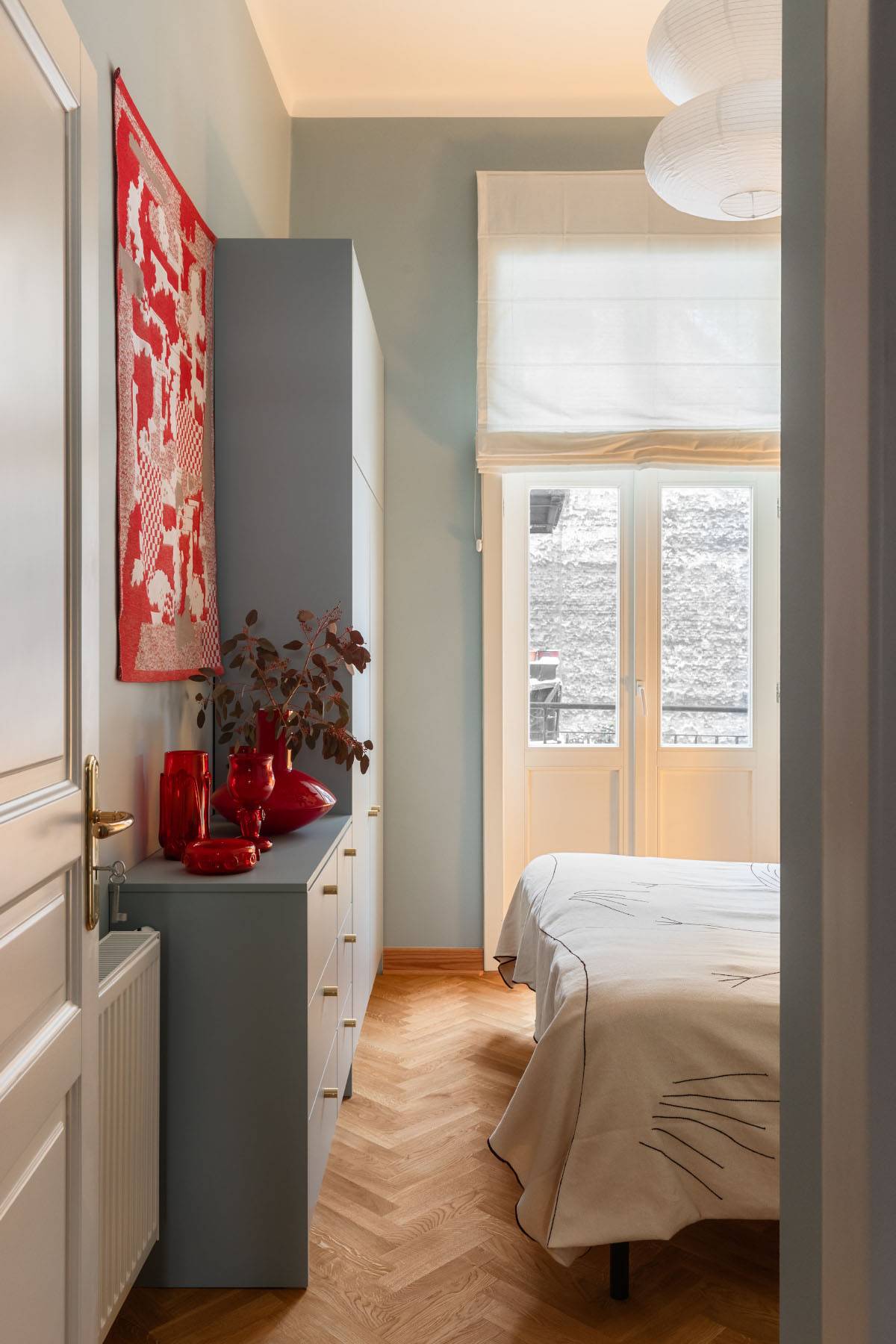 Błękitna sypialnia została ozdobiona kilimem wykonanym przez Basię Janczak z Morf Studio i czerwonym szkłem z lat 70. (Fot. Patryk Polewany)