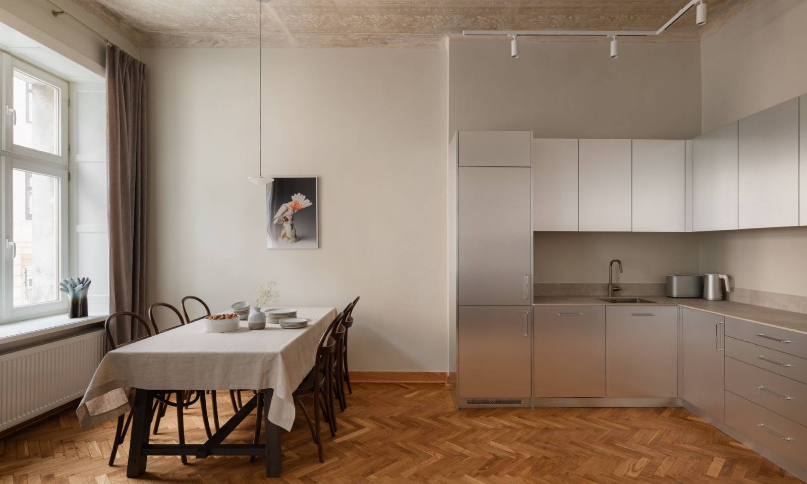 Nowoczesna i minimalistyczna kuchnia przełamuje charakter wnętrza (Fot. Patryk Polewany)