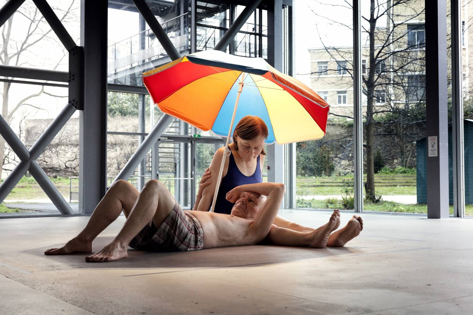 Ron Mueck, Couple under an umbrella, 2013 (© Ron Mueck, Collection Museum Voorlinden, fot. Antoine van Kaam)
