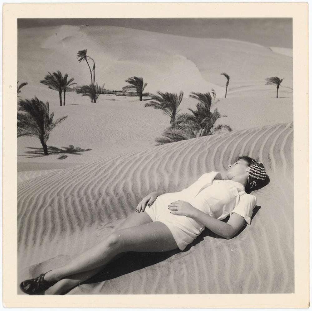 Gaby Aghion na pustyni w okolicach Aleksandrii, Egipt ok. 1940-45 (Fot. Raymond Aghion, dzięki uprzejmości Philippe Aghion i Chloé Archive, Paris)