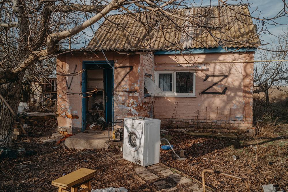 Dom w miejscowości Prawdyne (Chersońszczyzna) wykorzystywany przez rosyjskich okupantów jako baza. (Fot. Wojciech Grzędziński)