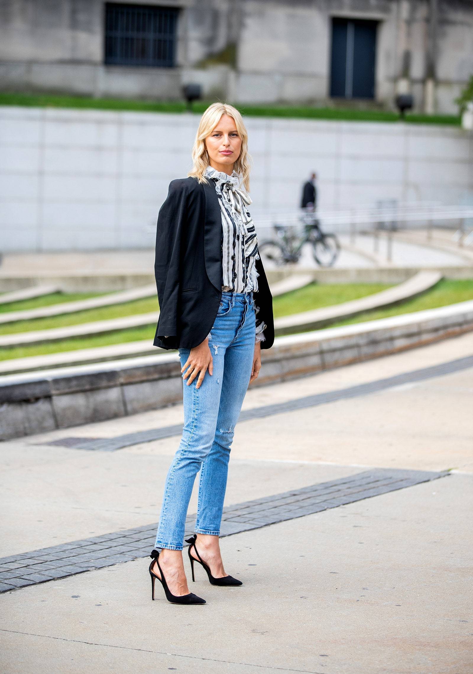 Jeansy damskie skinny pasują do szpilek i eleganckiej bluzki (Fot. Getty Images)