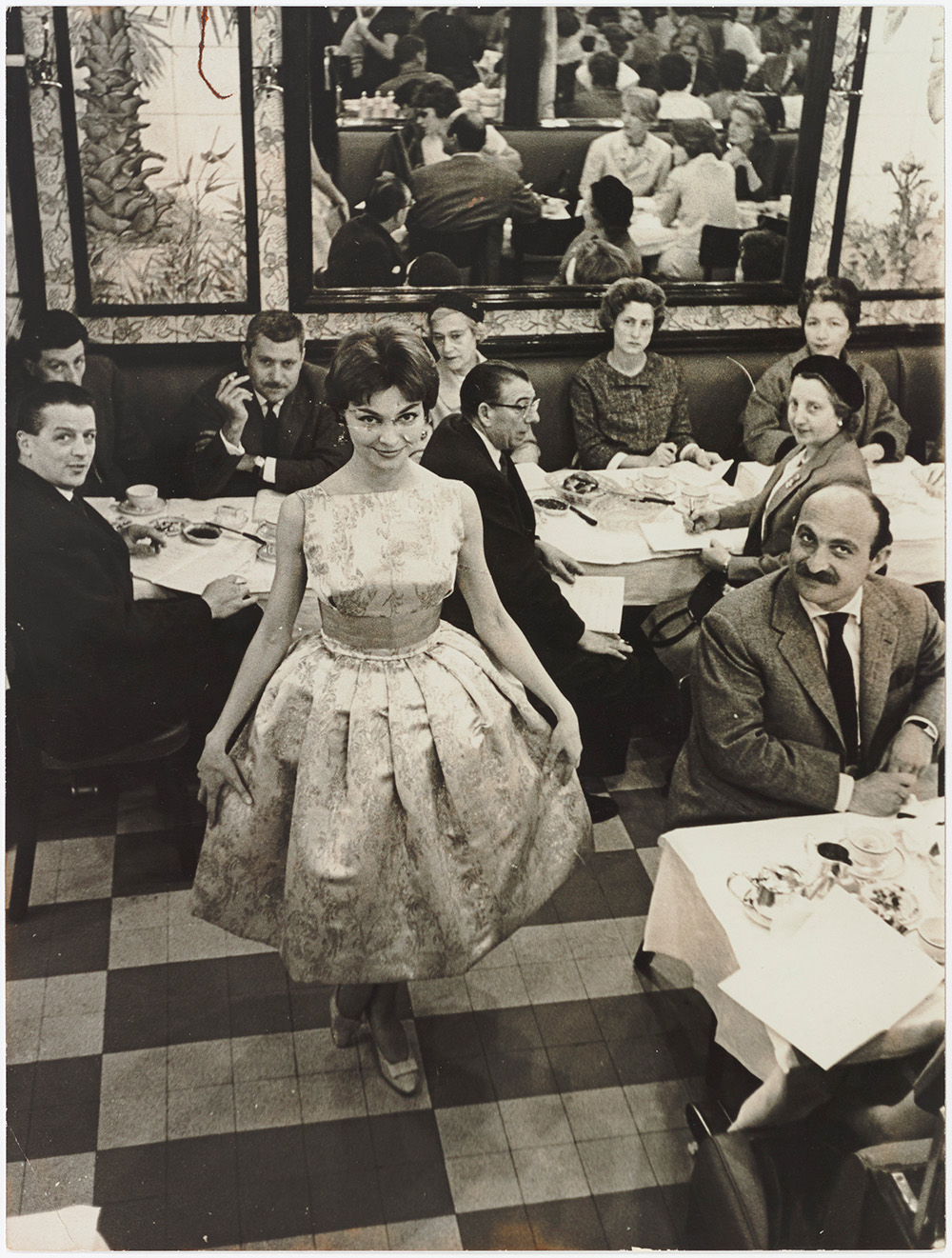 Pokaz kolekcji Chloé wiosna-lato 1960, Brasserie Lipp (dzięki uprzejmości Chloé Archive, Paris)