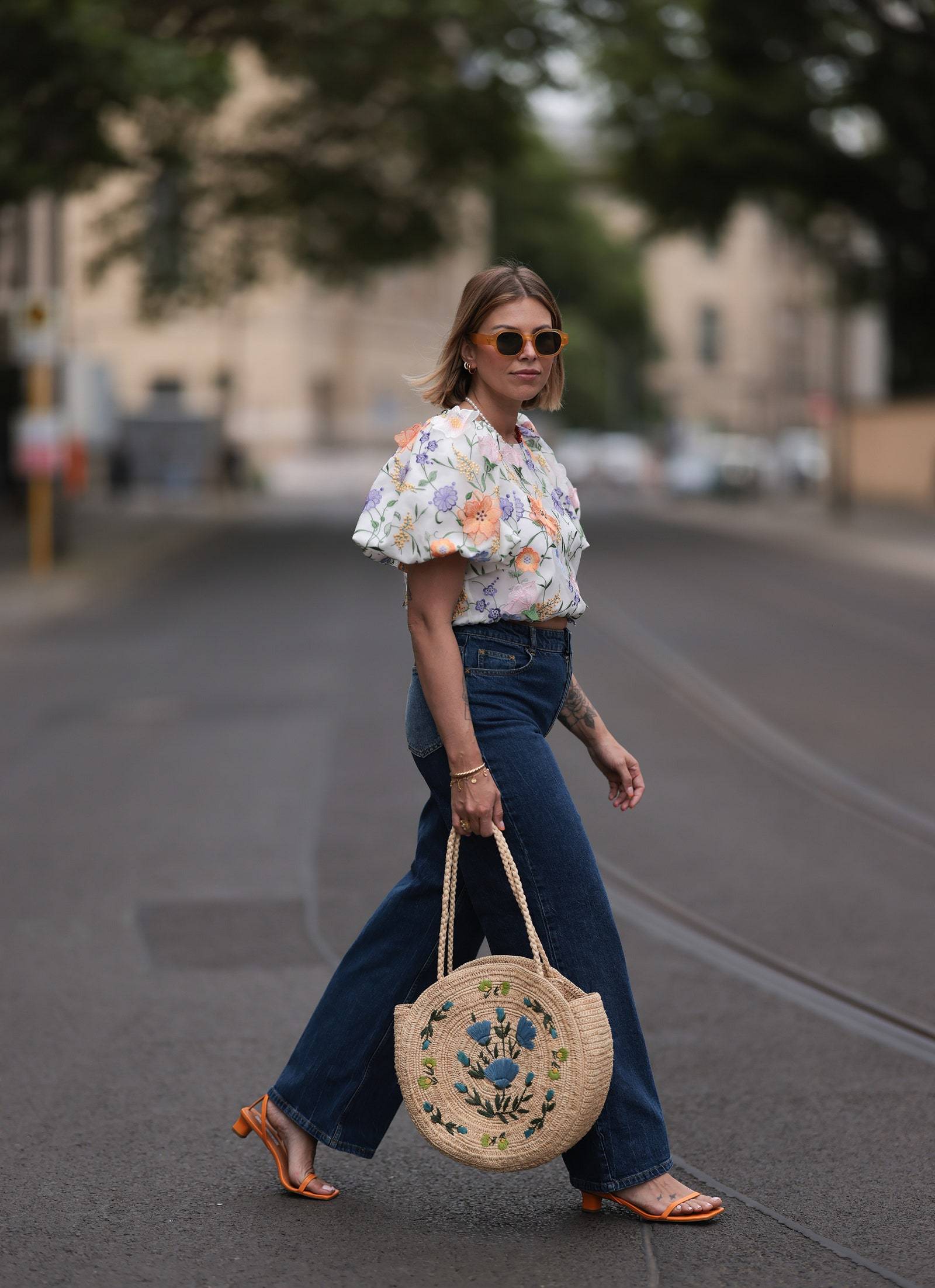 Kolorowe sandały na obcasie to sposób na stworzenie wyrazistego looku z baggy jeans i letnimi bluzkami w sezonie wiosna-lato 2024.
(Fot. Getty Images)