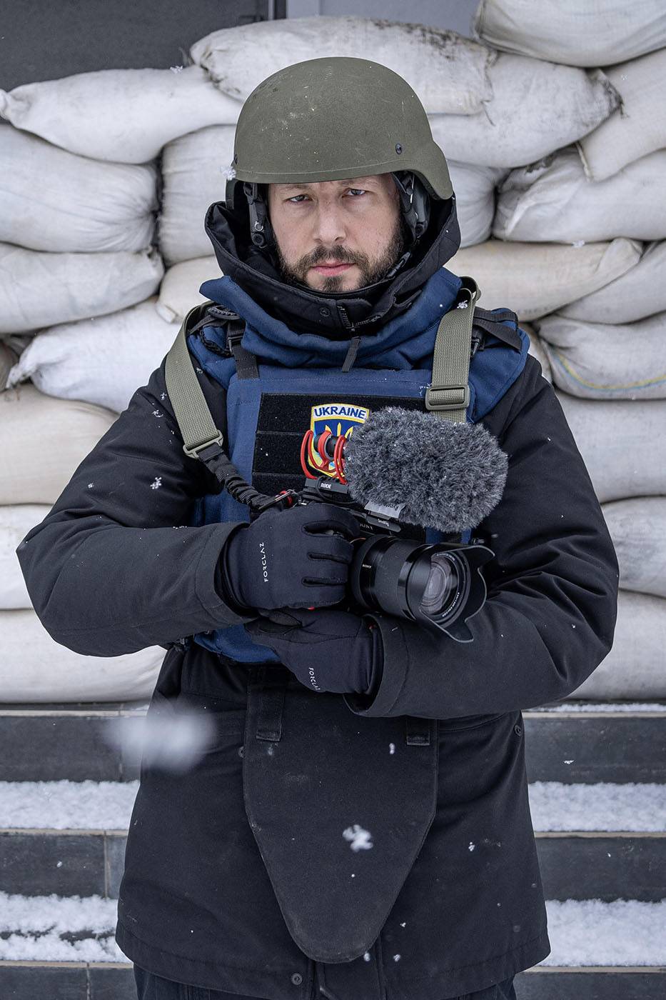 Mstyslav Chernov, fotoreporter, filmowiec, korespondent wojenny (Fot. Evgeniy Maloletka, dzięki uprzejmości Vogue Ukraine)